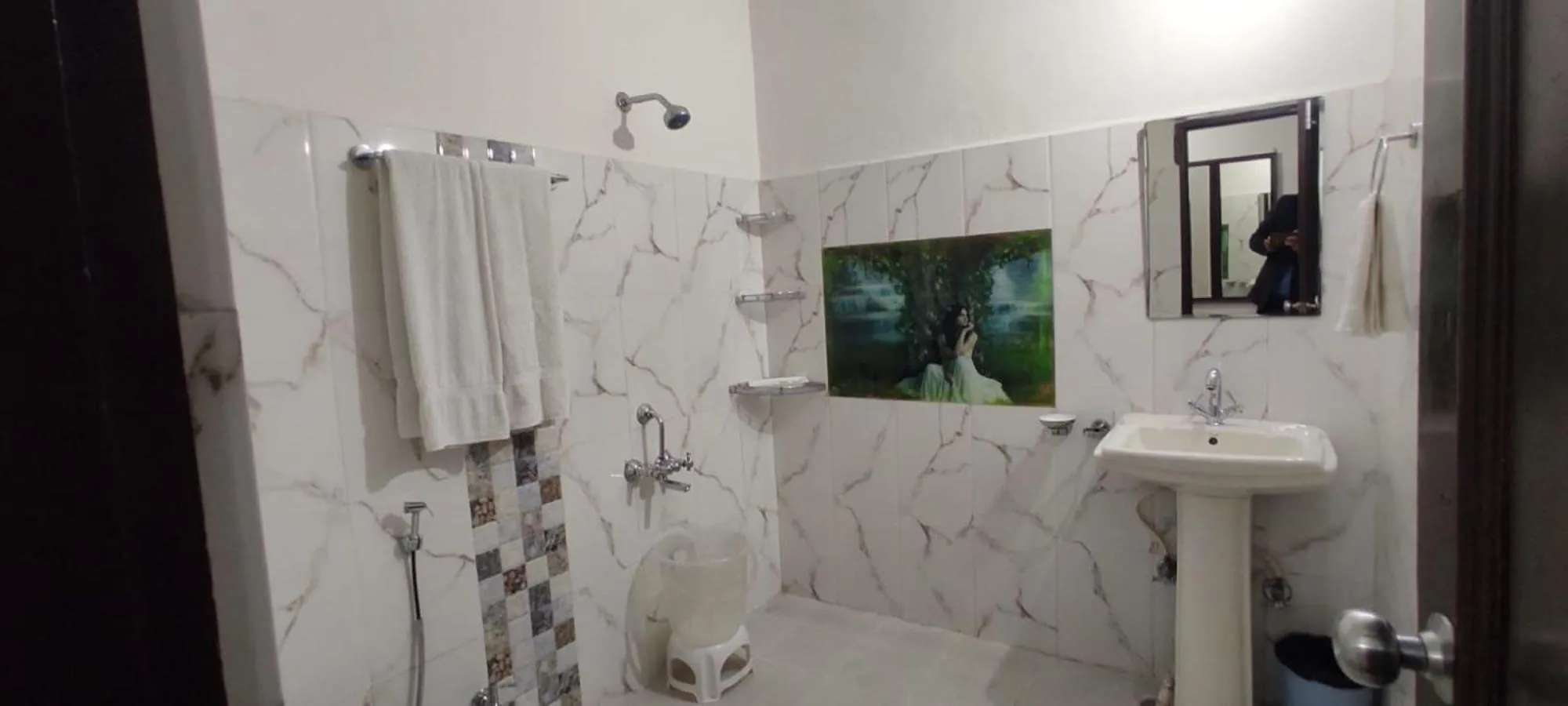 Bathroom in Hotel Bob's N Barley Luxury Room Best Hotel in McLeod Ganj