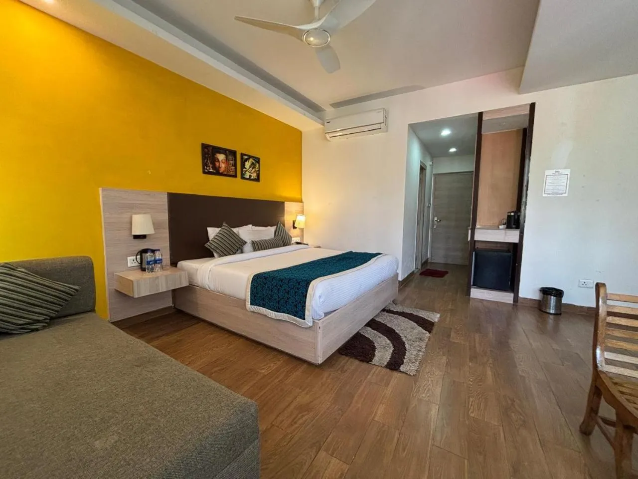 Balcony/Terrace, Bed in Hotel Bob's N Barley Luxury Room Best Hotel in McLeod Ganj