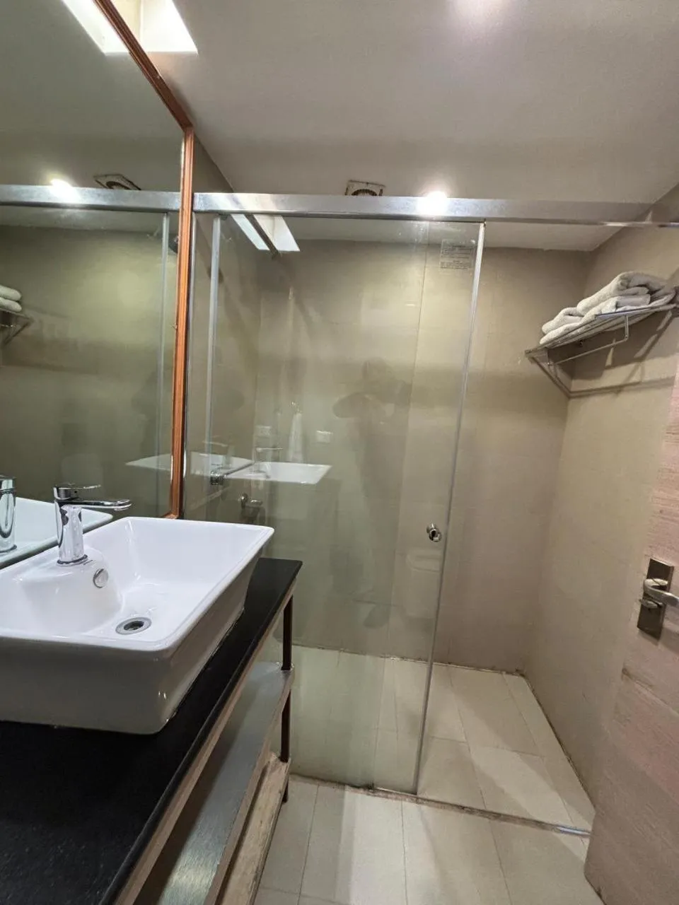 Bathroom in Hotel Bob's N Barley Luxury Room Best Hotel in McLeod Ganj