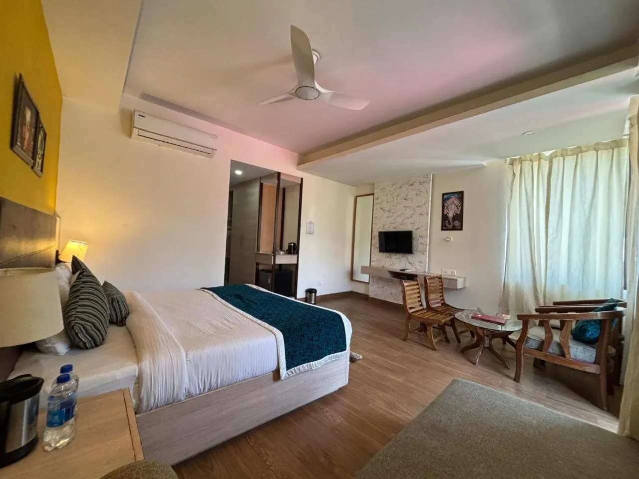 Balcony/Terrace, Bed in Hotel Bob's N Barley Luxury Room Best Hotel in McLeod Ganj