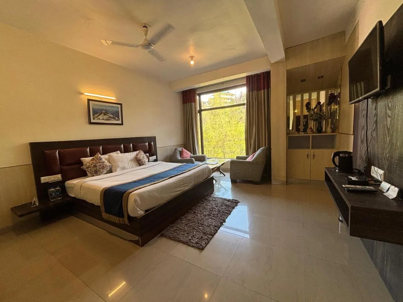 Mountain view, Bed in Hotel Bob's N Barley Luxury Room Best Hotel in McLeod Ganj