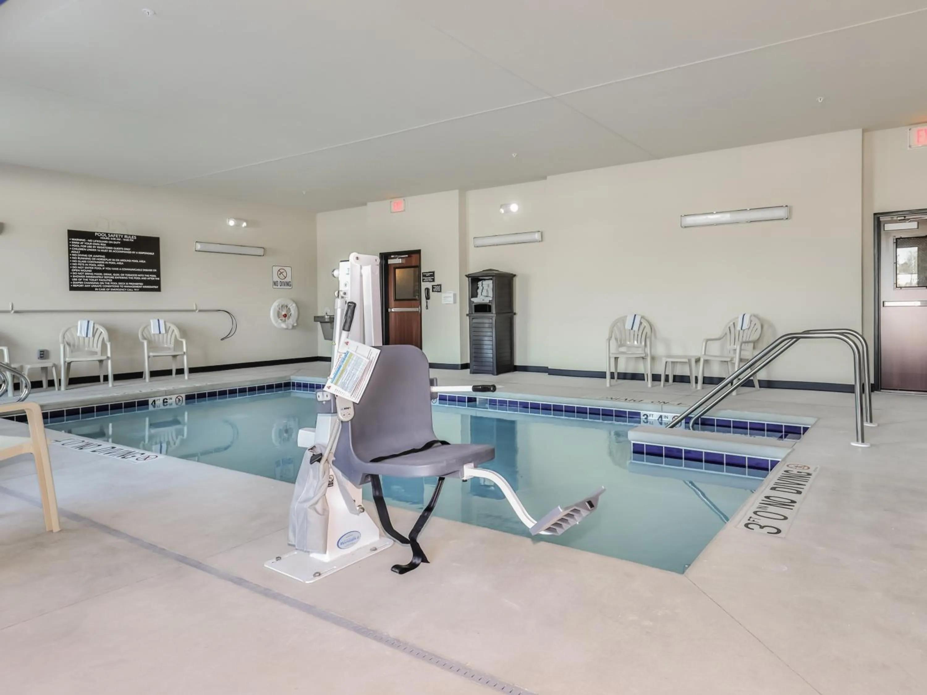 Swimming pool in Cobblestone Hotel & Suites - Rhinelander