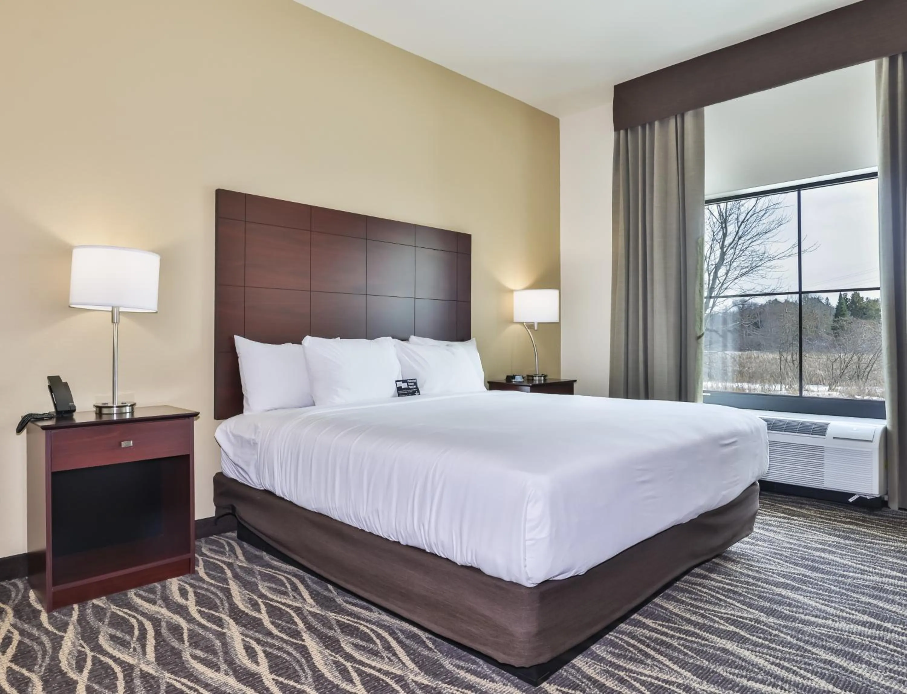 Bed in Cobblestone Hotel & Suites - Rhinelander