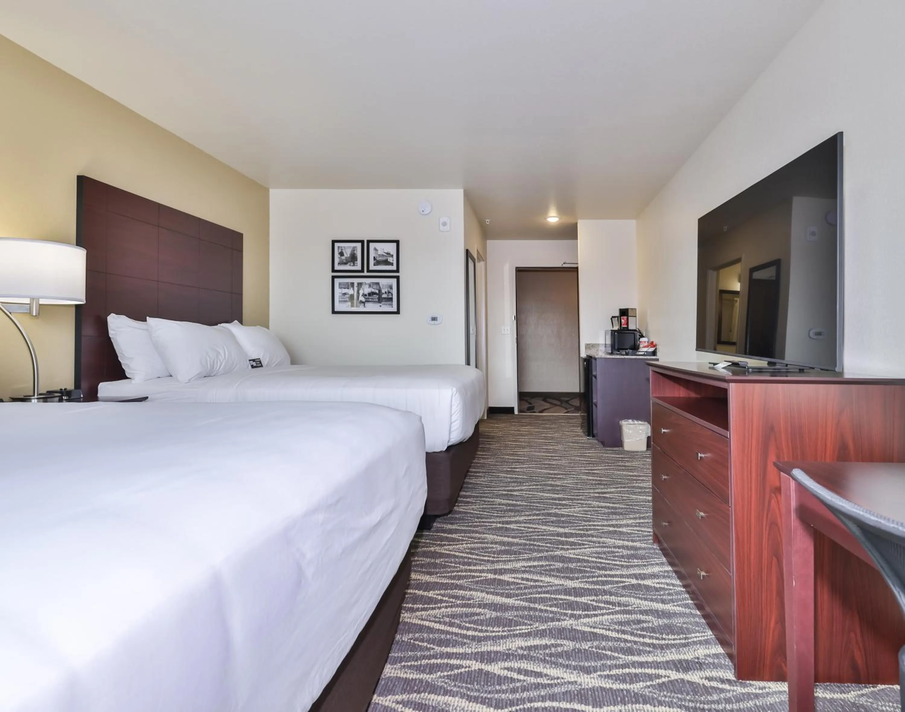 Photo of the whole room, Bed in Cobblestone Hotel & Suites - Rhinelander