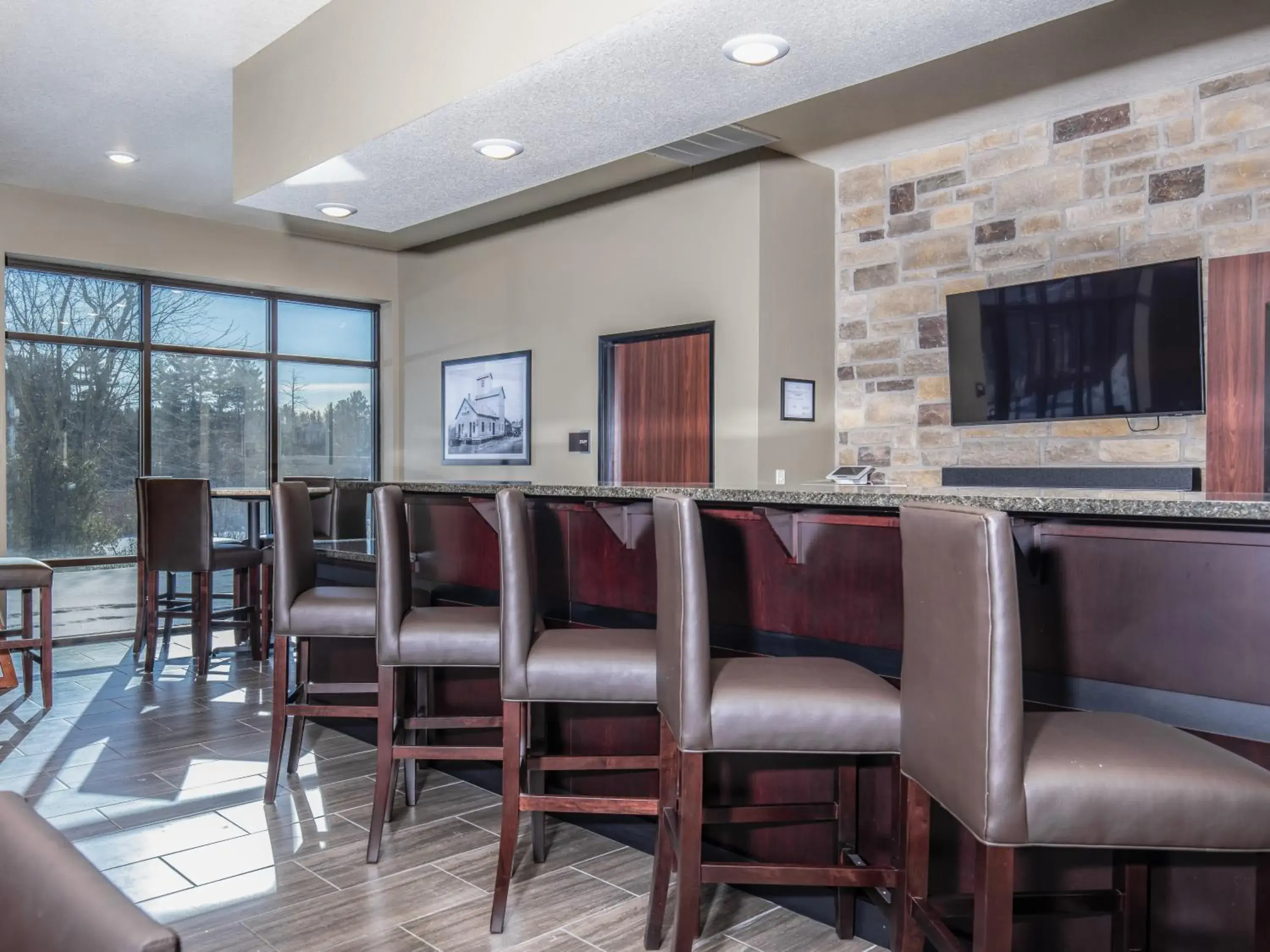 Lounge or bar in Cobblestone Hotel & Suites - Rhinelander Lounge or bar in Cobblestone Hotel & Suites - Rhinelander