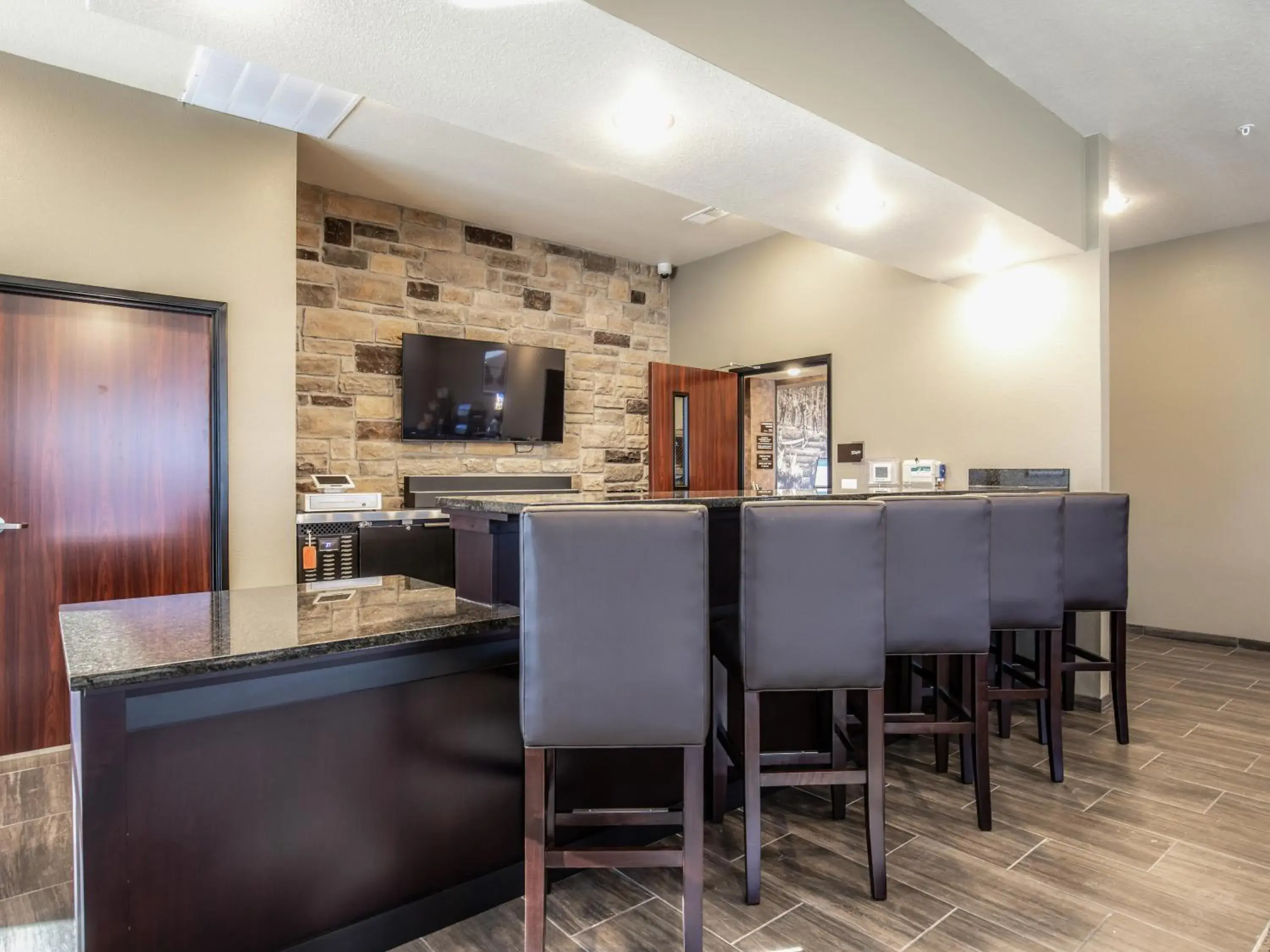 Lounge or bar in Cobblestone Hotel & Suites - Rhinelander Lounge or bar in Cobblestone Hotel & Suites - Rhinelander