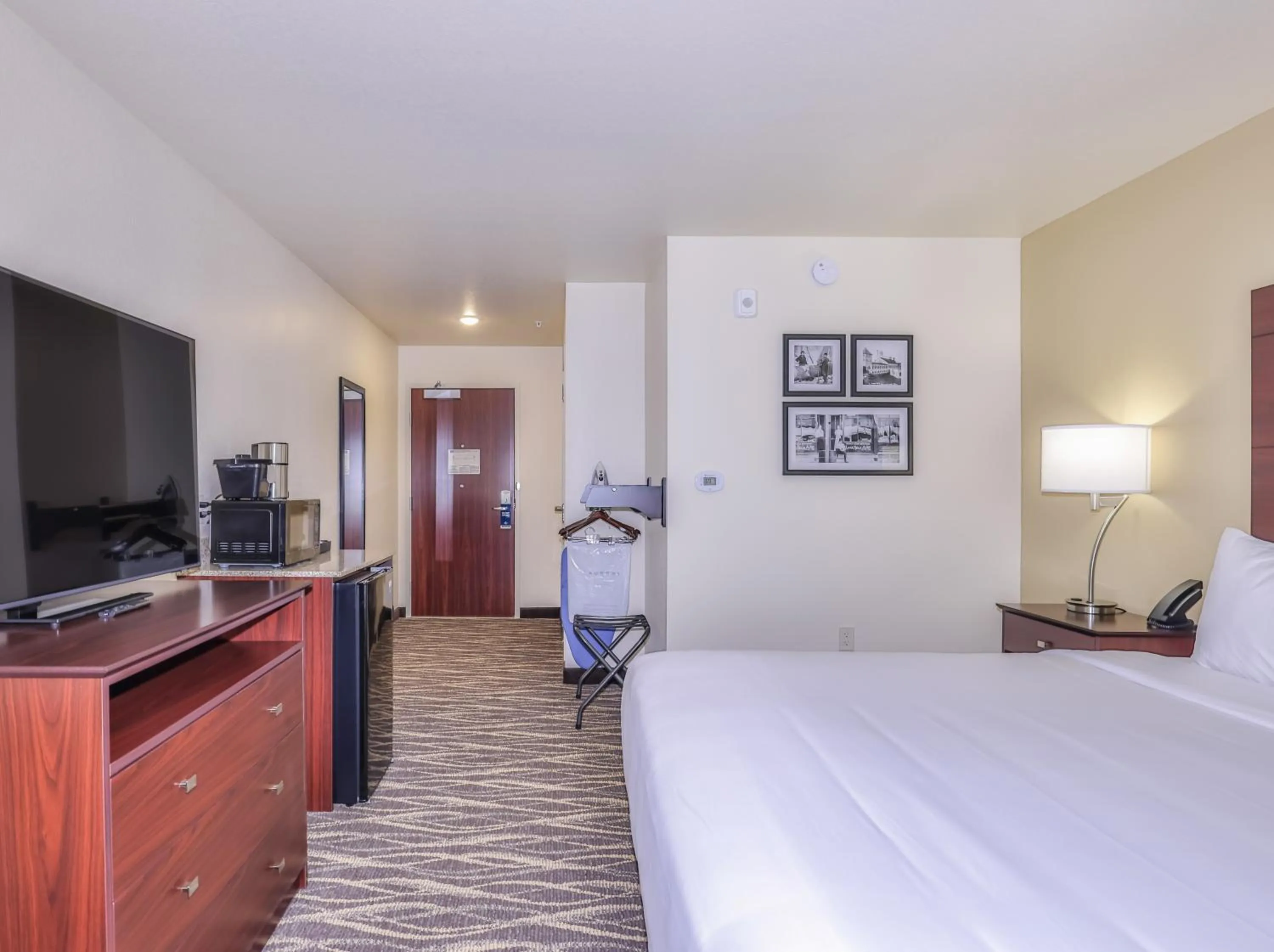 Photo of the whole room, Bed in Cobblestone Hotel & Suites - Rhinelander