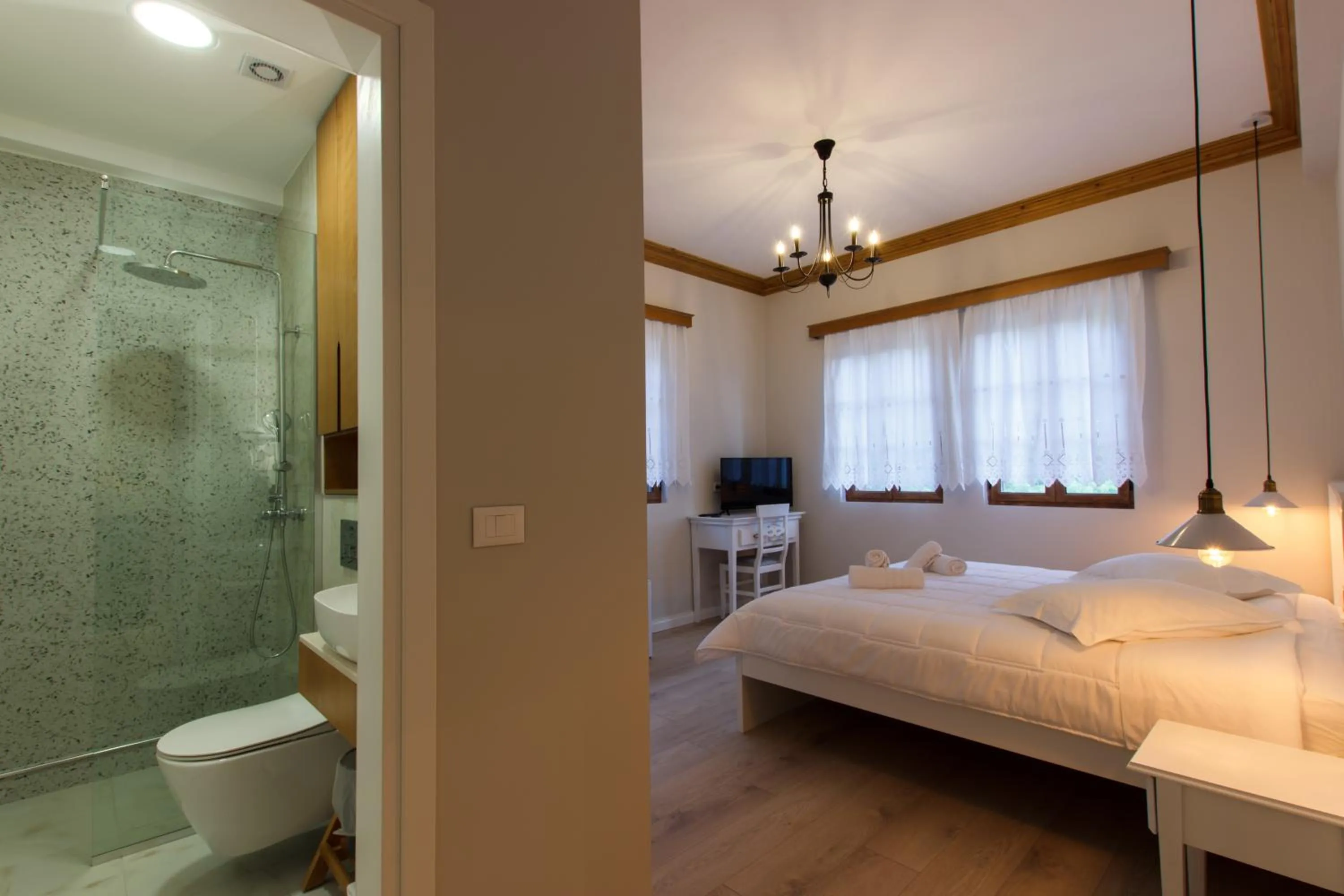 Shower in Bujtina Sophie