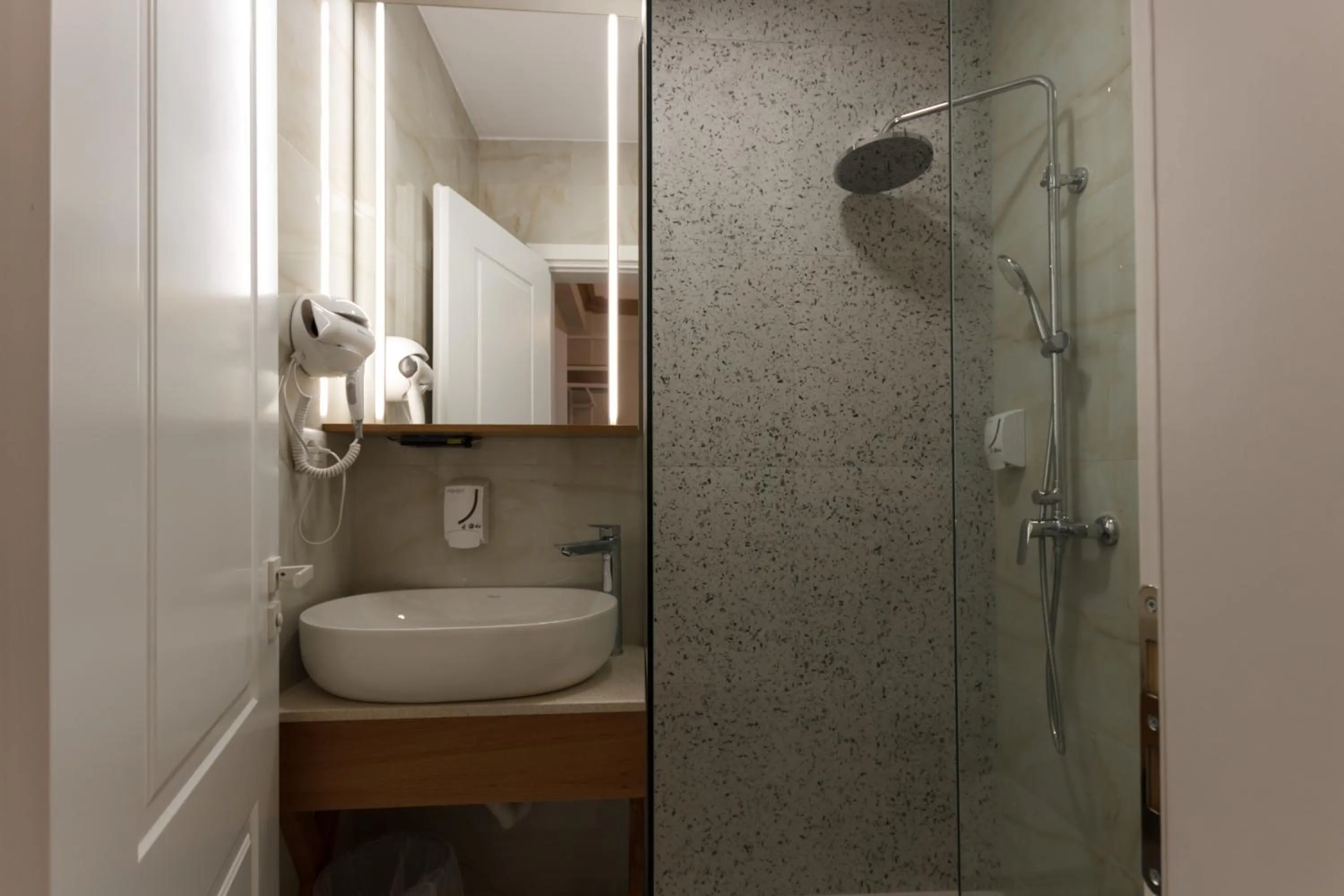 Shower in Bujtina Sophie