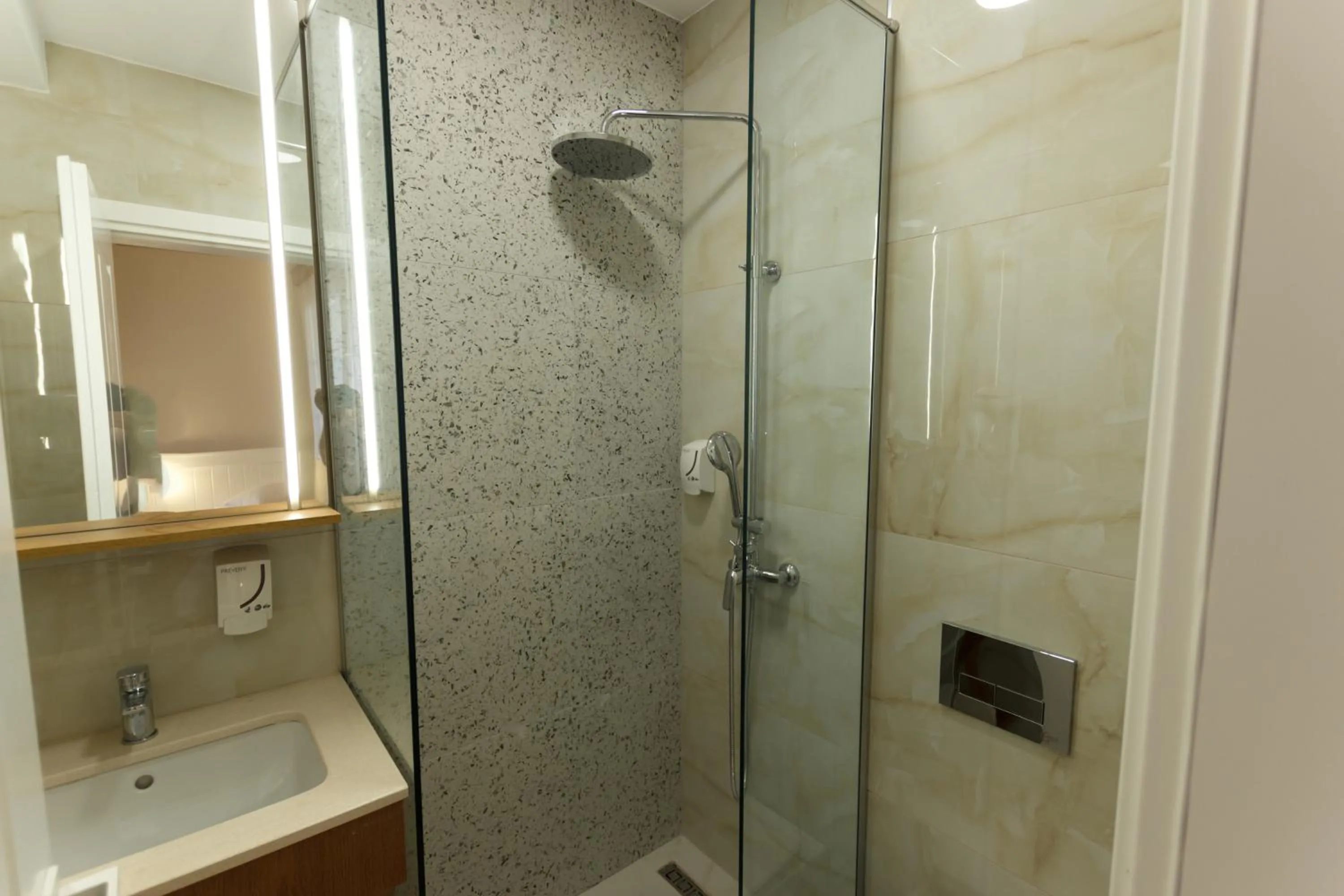 Shower in Bujtina Sophie