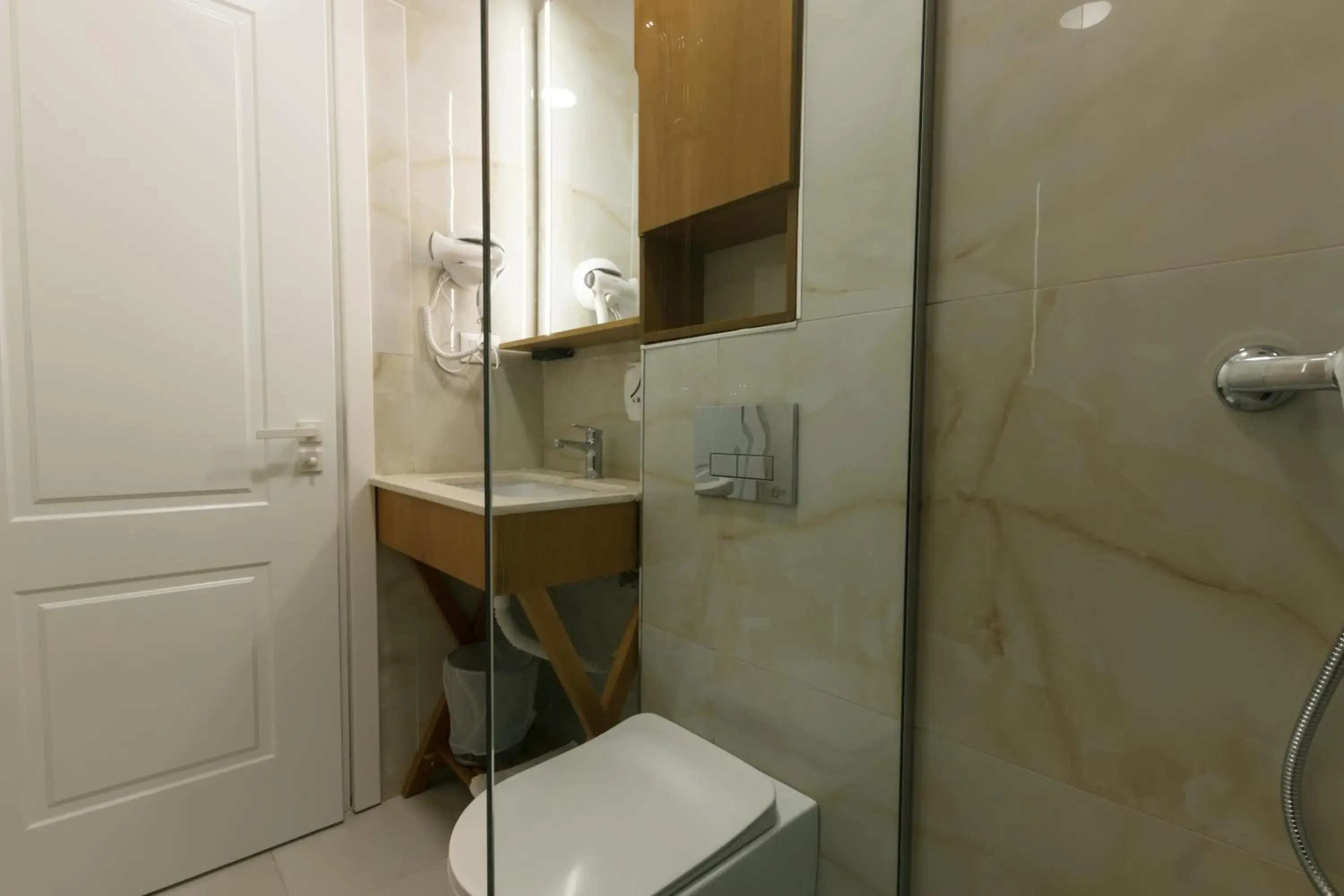 Shower in Bujtina Sophie Shower in Bujtina Sophie