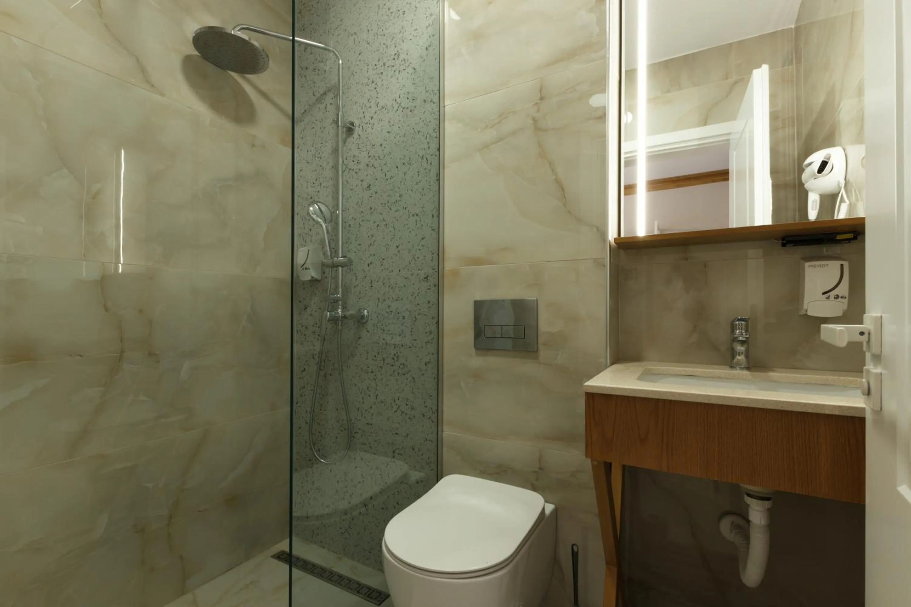 Shower in Bujtina Sophie