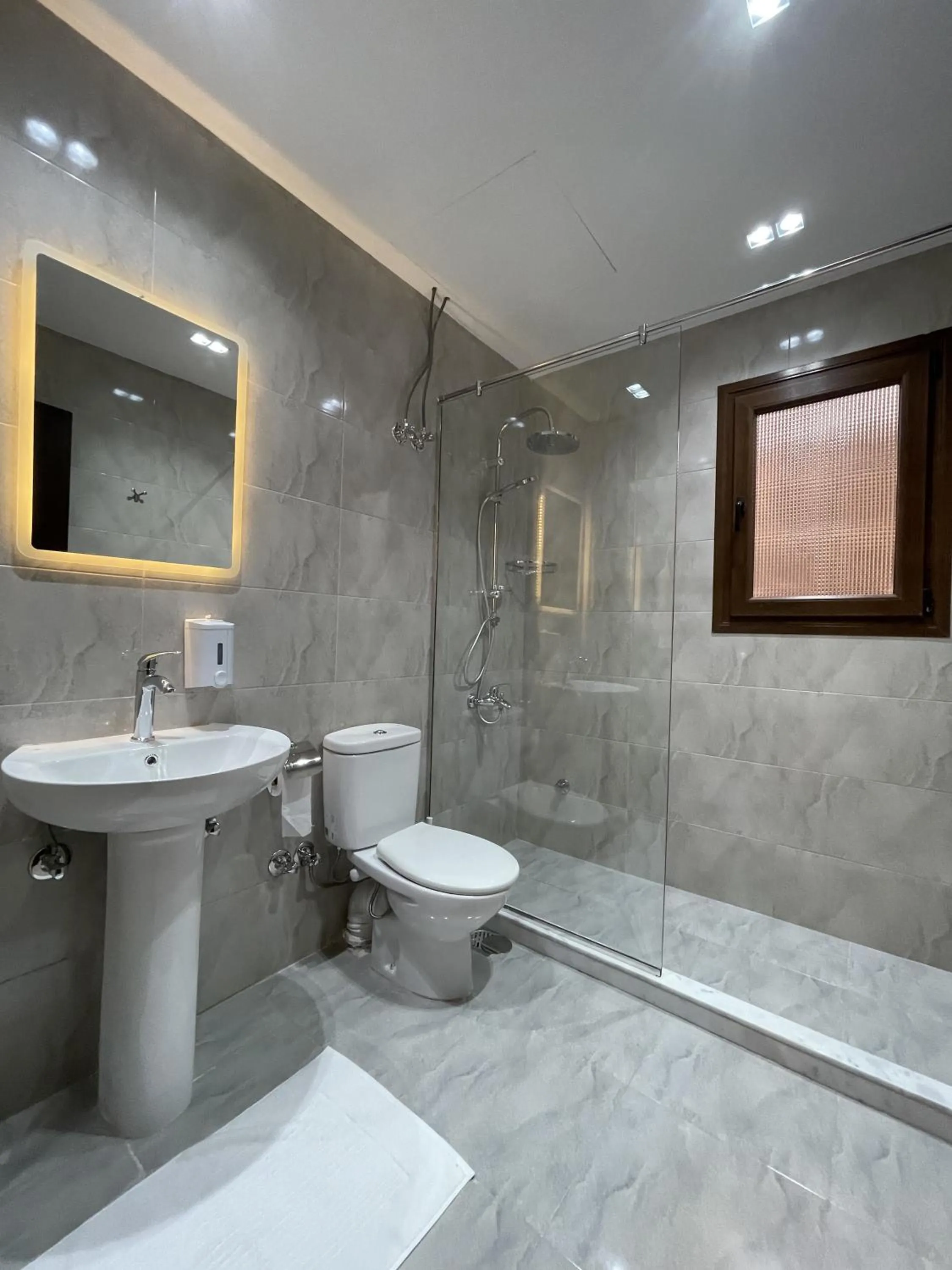 Shower in Sleep Inn Apart-Hotel