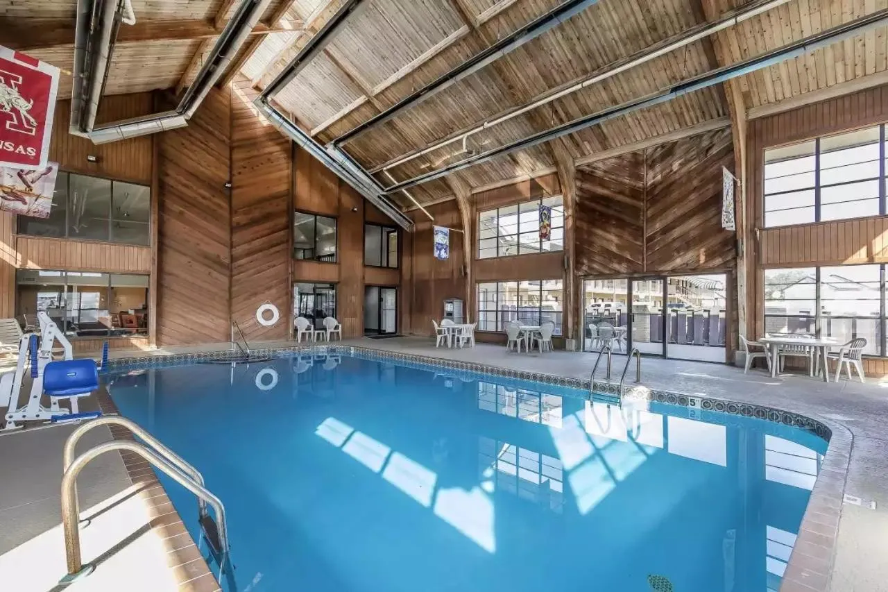 Swimming pool in Quality Inn and Suites