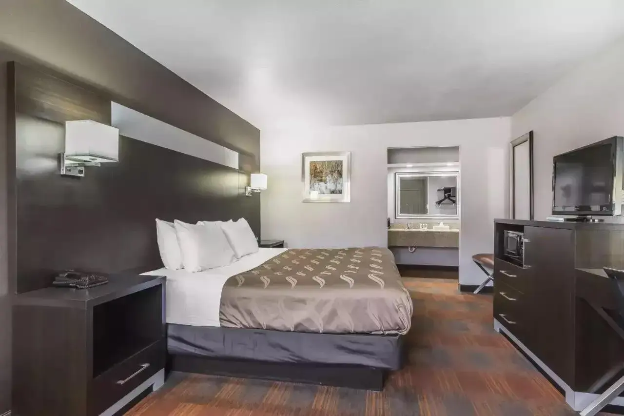 Photo of the whole room, Bed in Quality Inn and Suites Photo of the whole room, Bed in Quality Inn and Suites