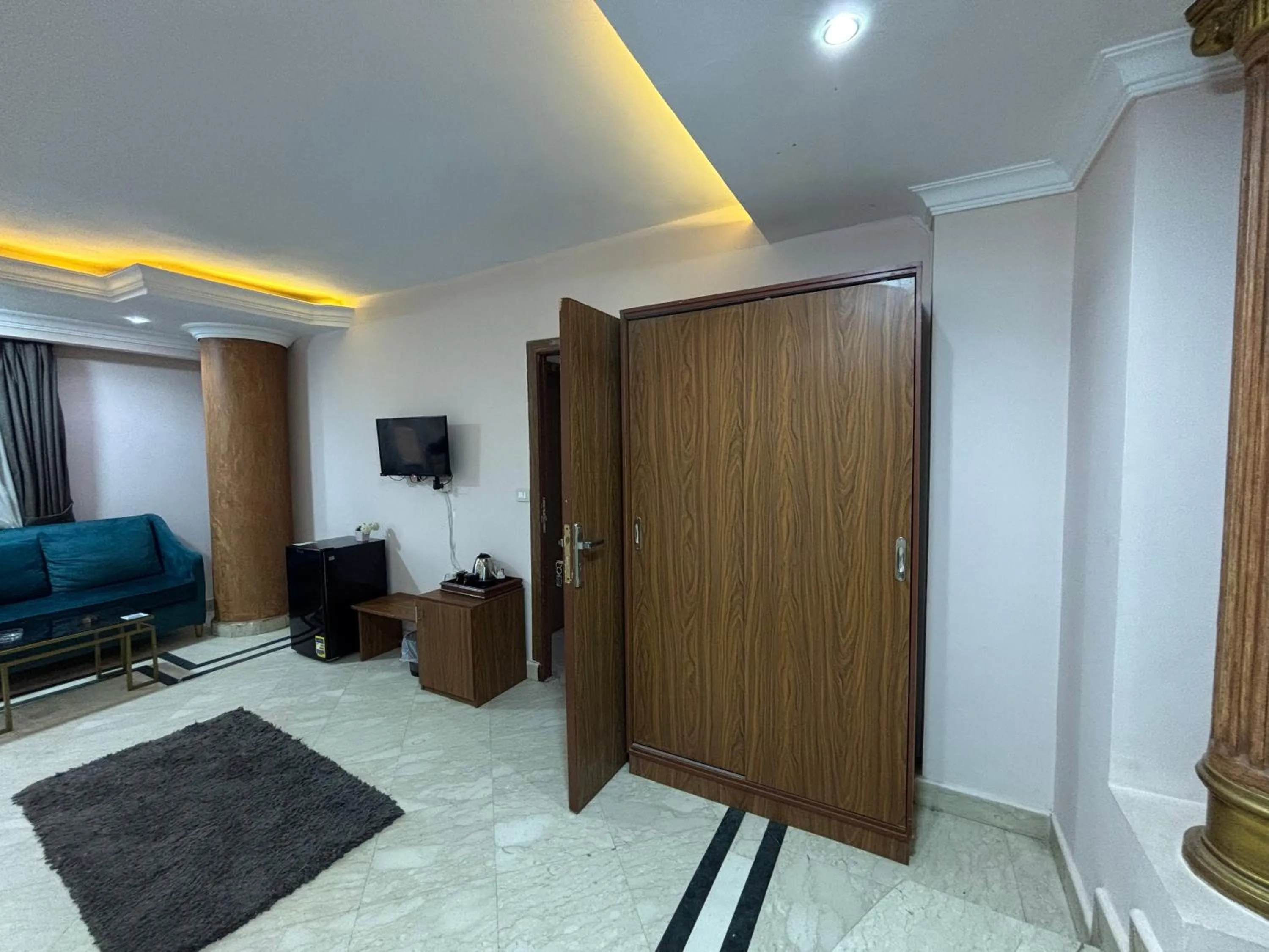Communal lounge/ TV room in Aziz Egypt Pyramids Hotel