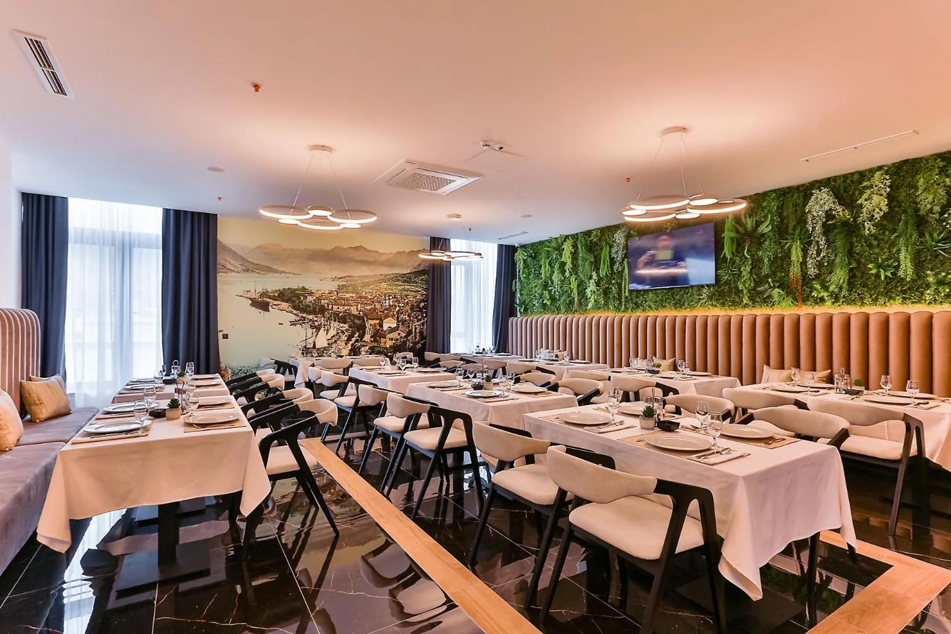 Restaurant/places to eat in Hotel Boka