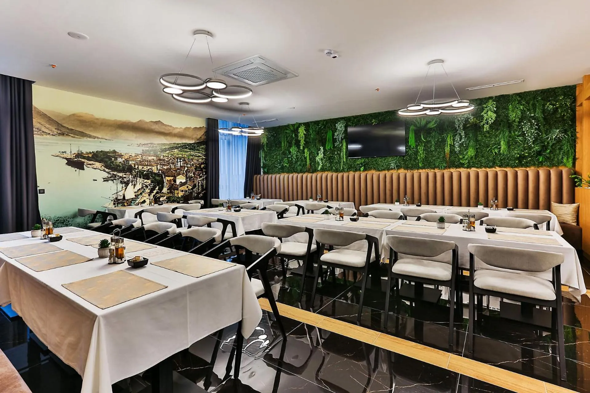 Restaurant/places to eat in Hotel Boka