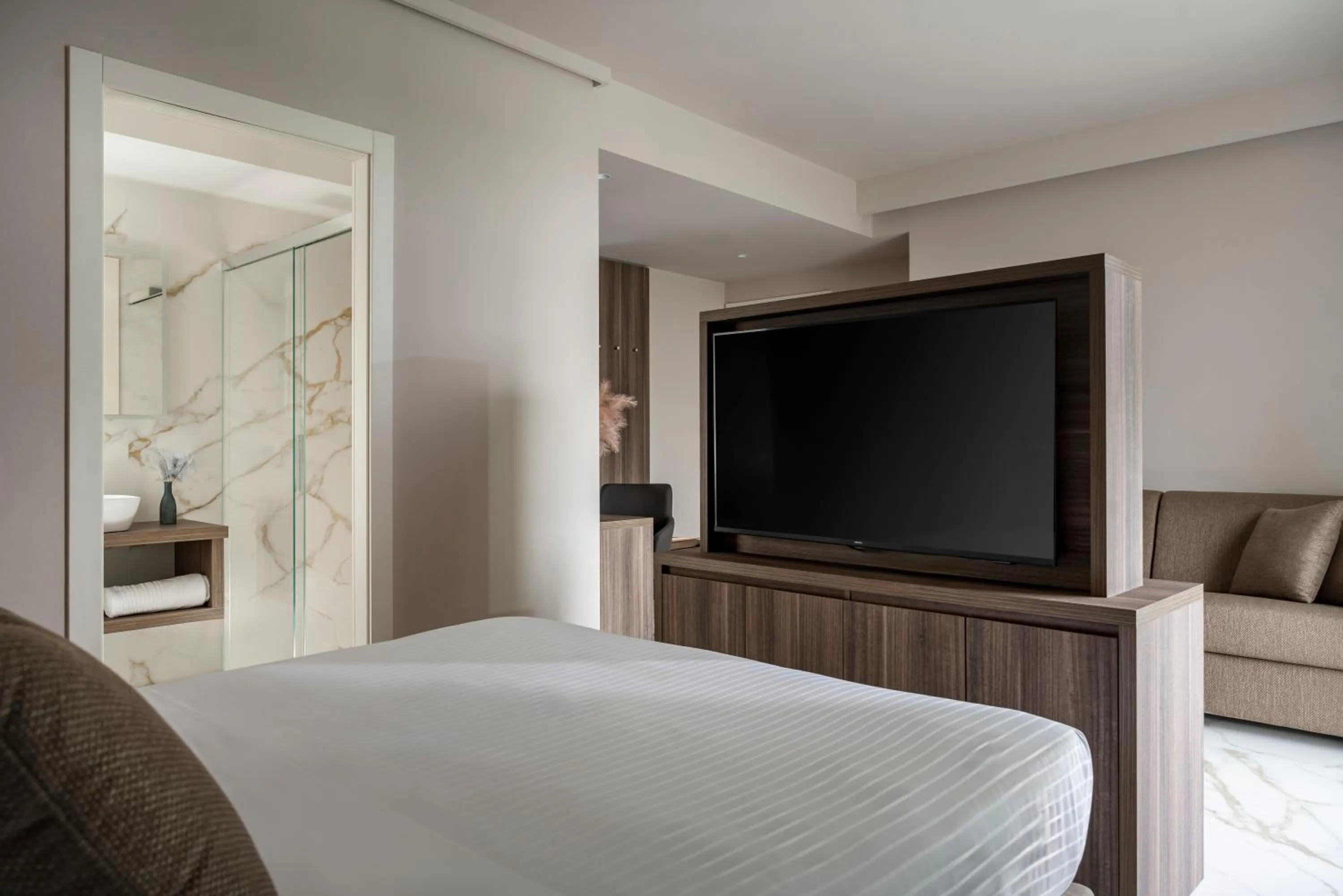 TV and multimedia, Bed in Bolina Suite & Spa
