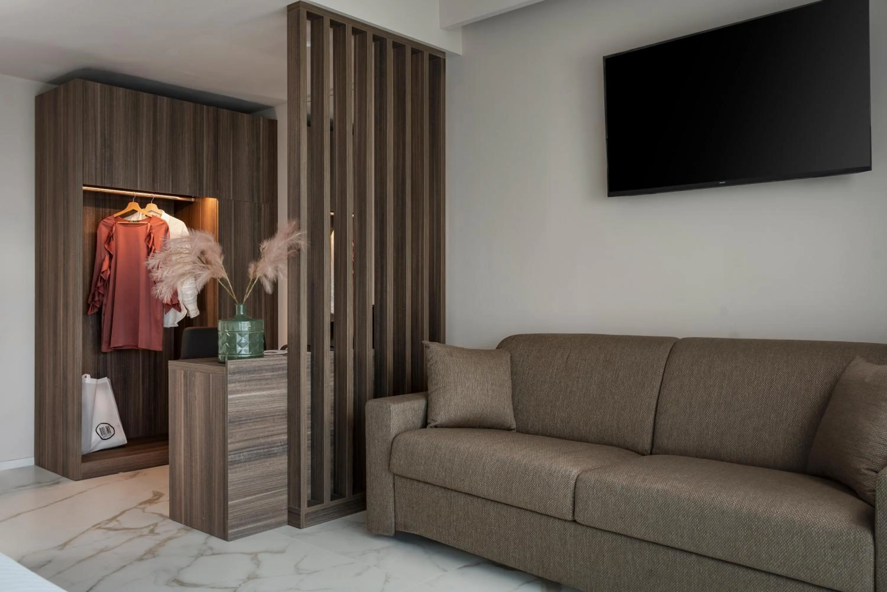 TV and multimedia in Bolina Suite & Spa