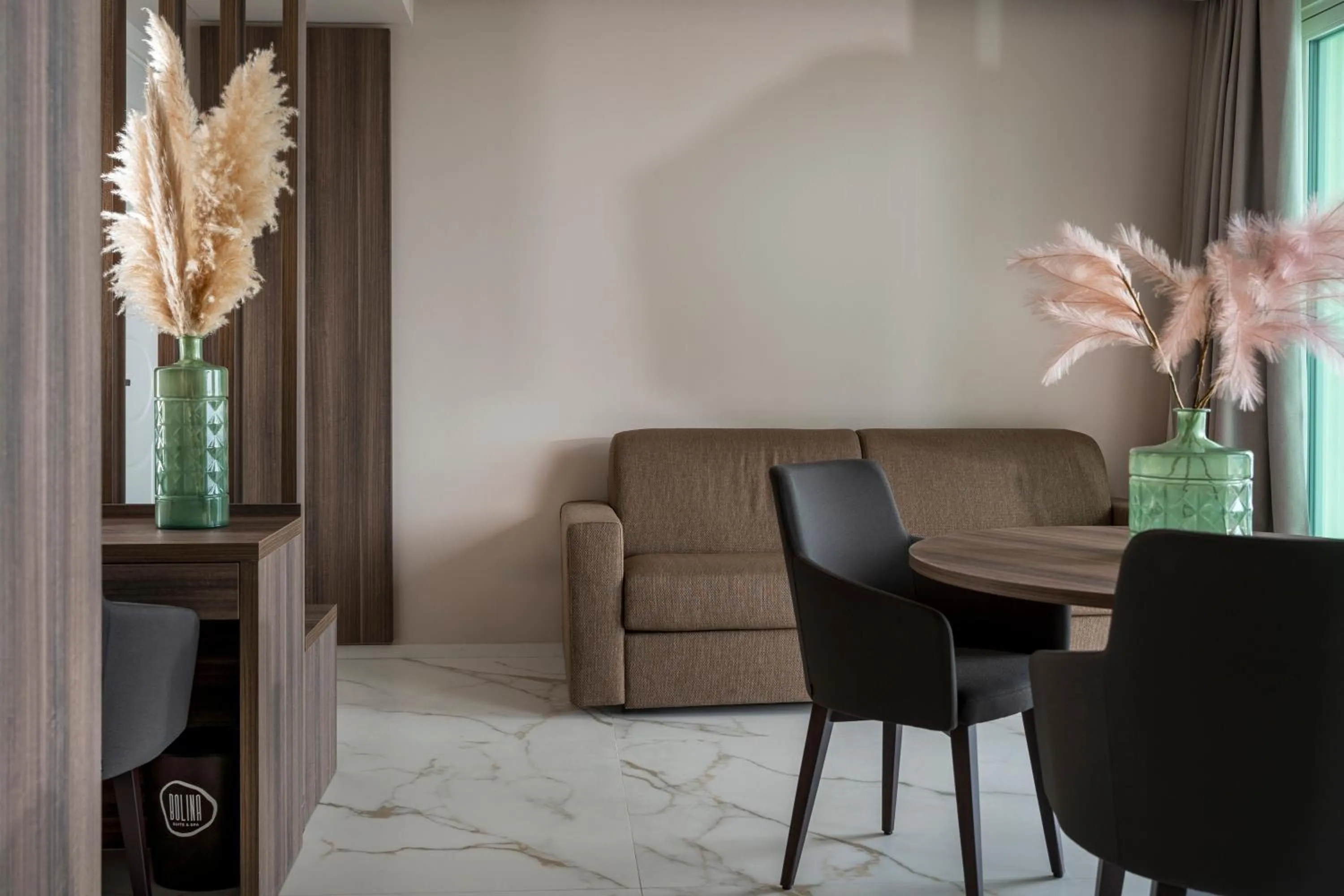 Seating area in Bolina Suite & Spa