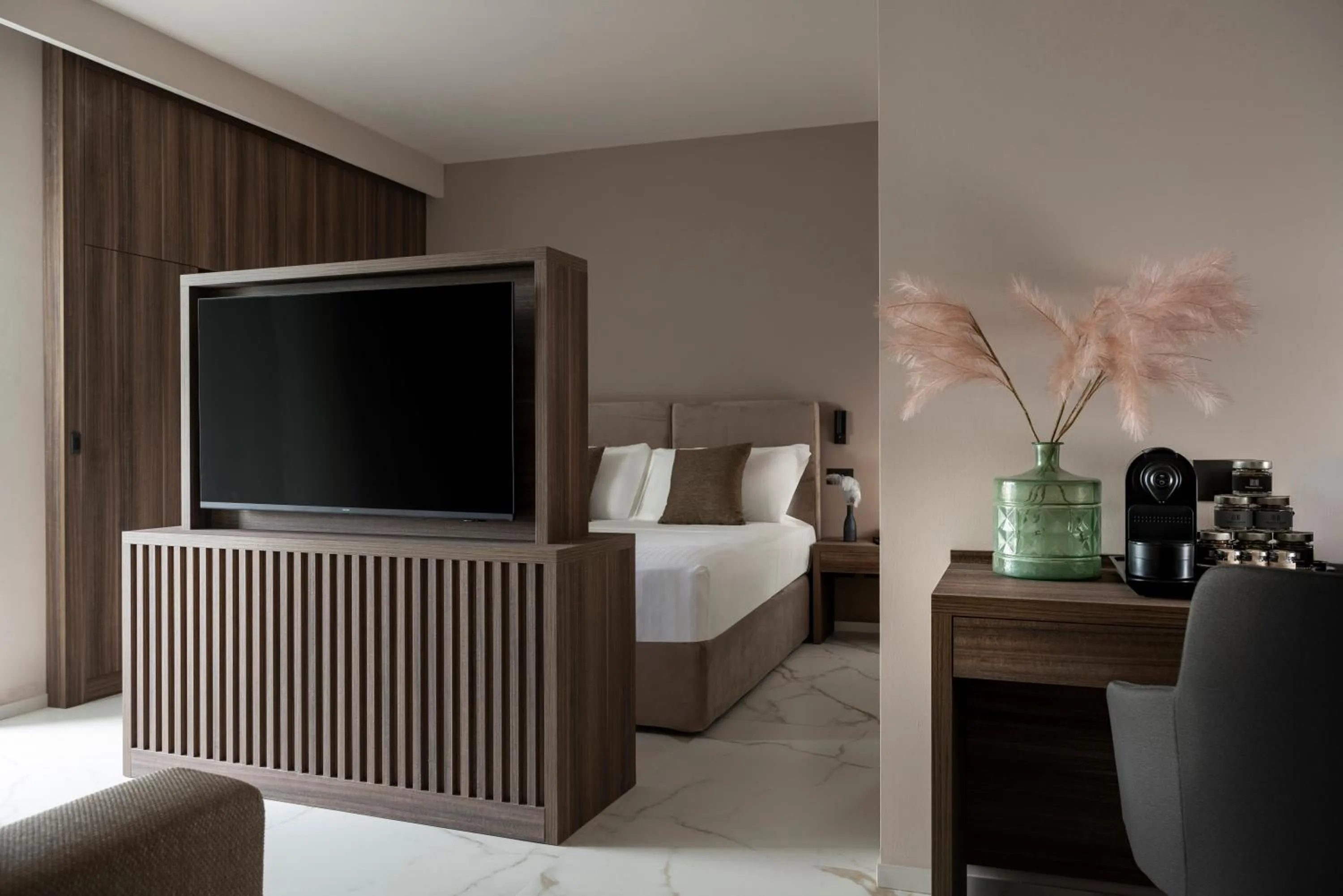 TV and multimedia, Bed in Bolina Suite & Spa