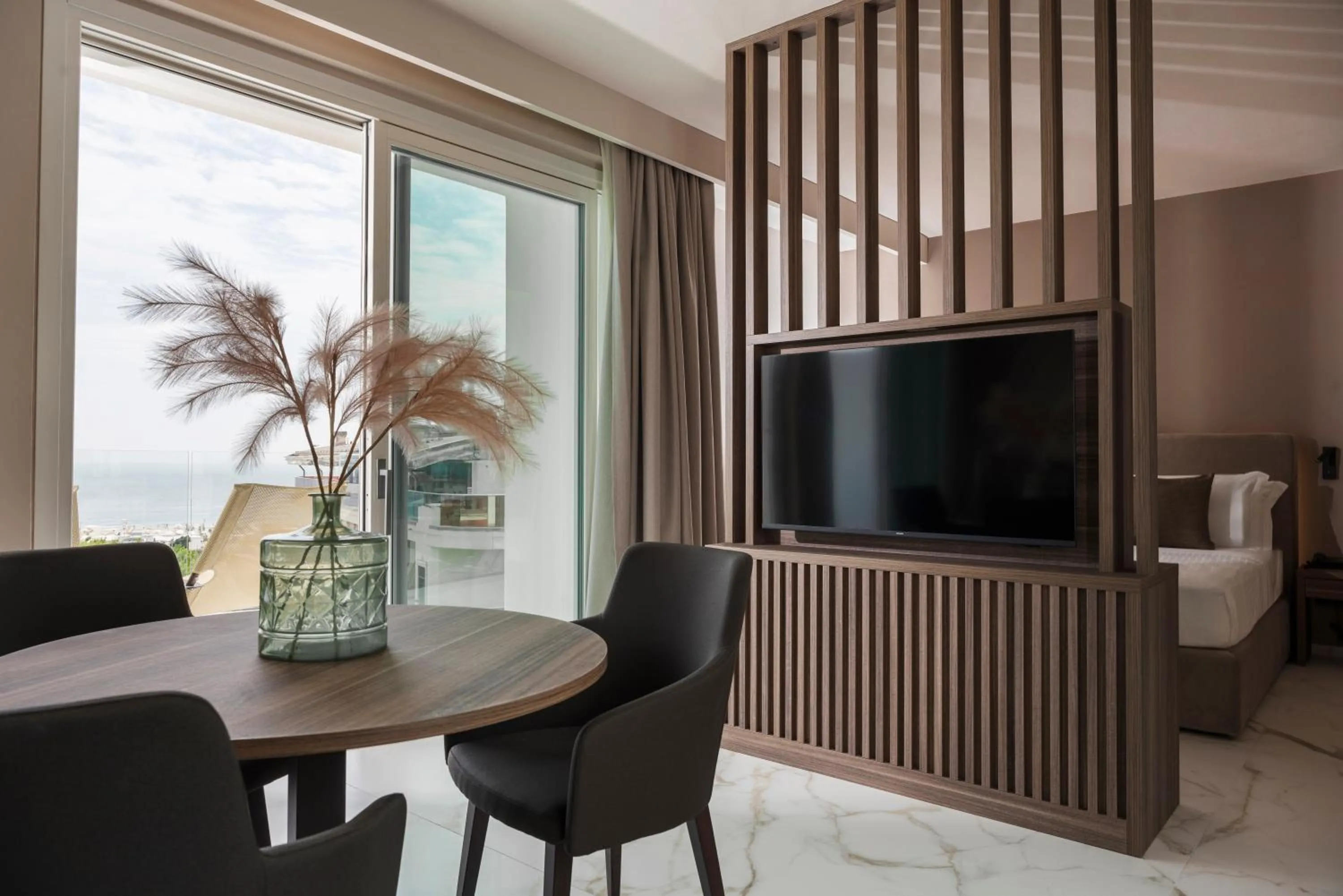 TV and multimedia in Bolina Suite & Spa