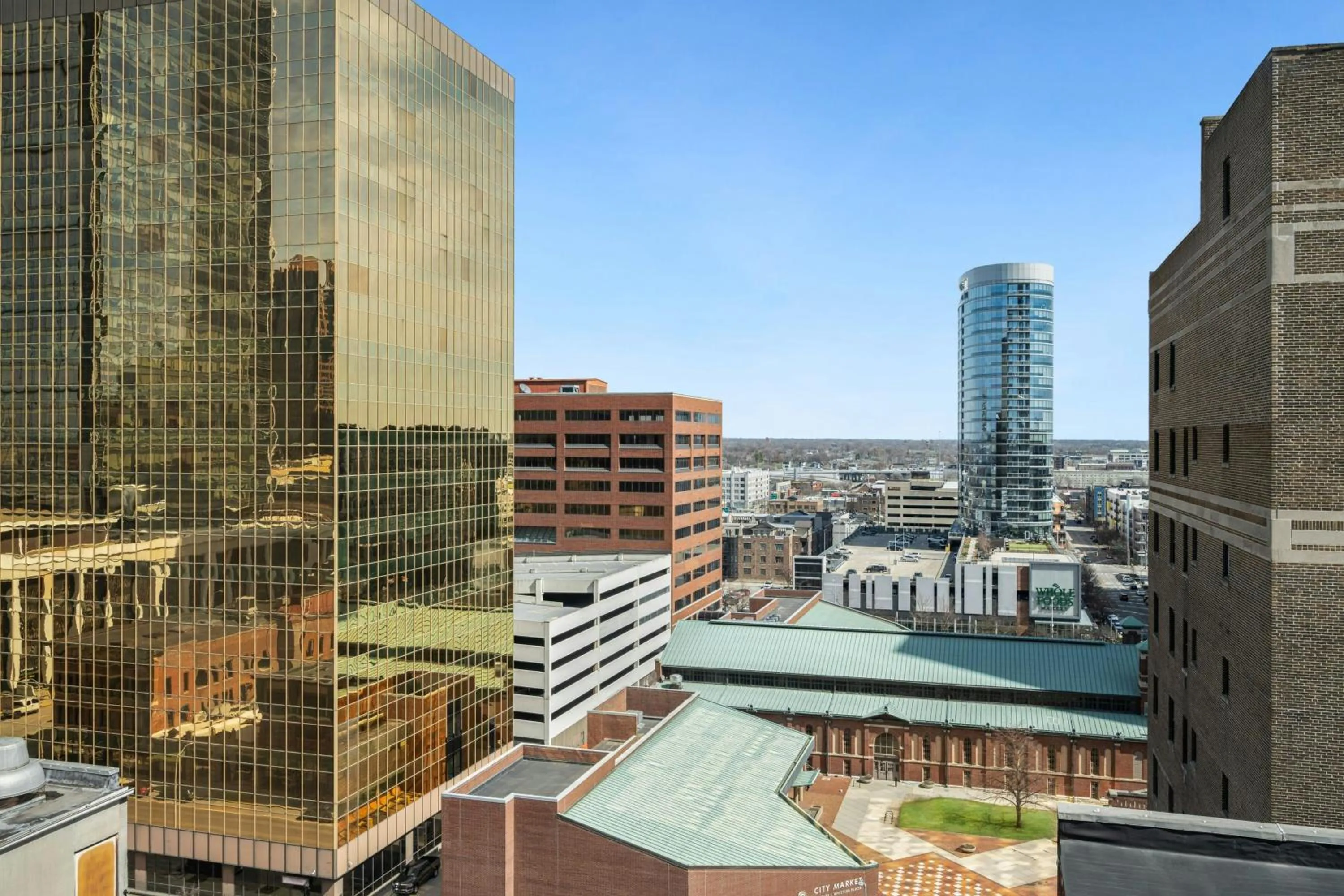 Photo of the whole room in Aloft Indianapolis Downtown