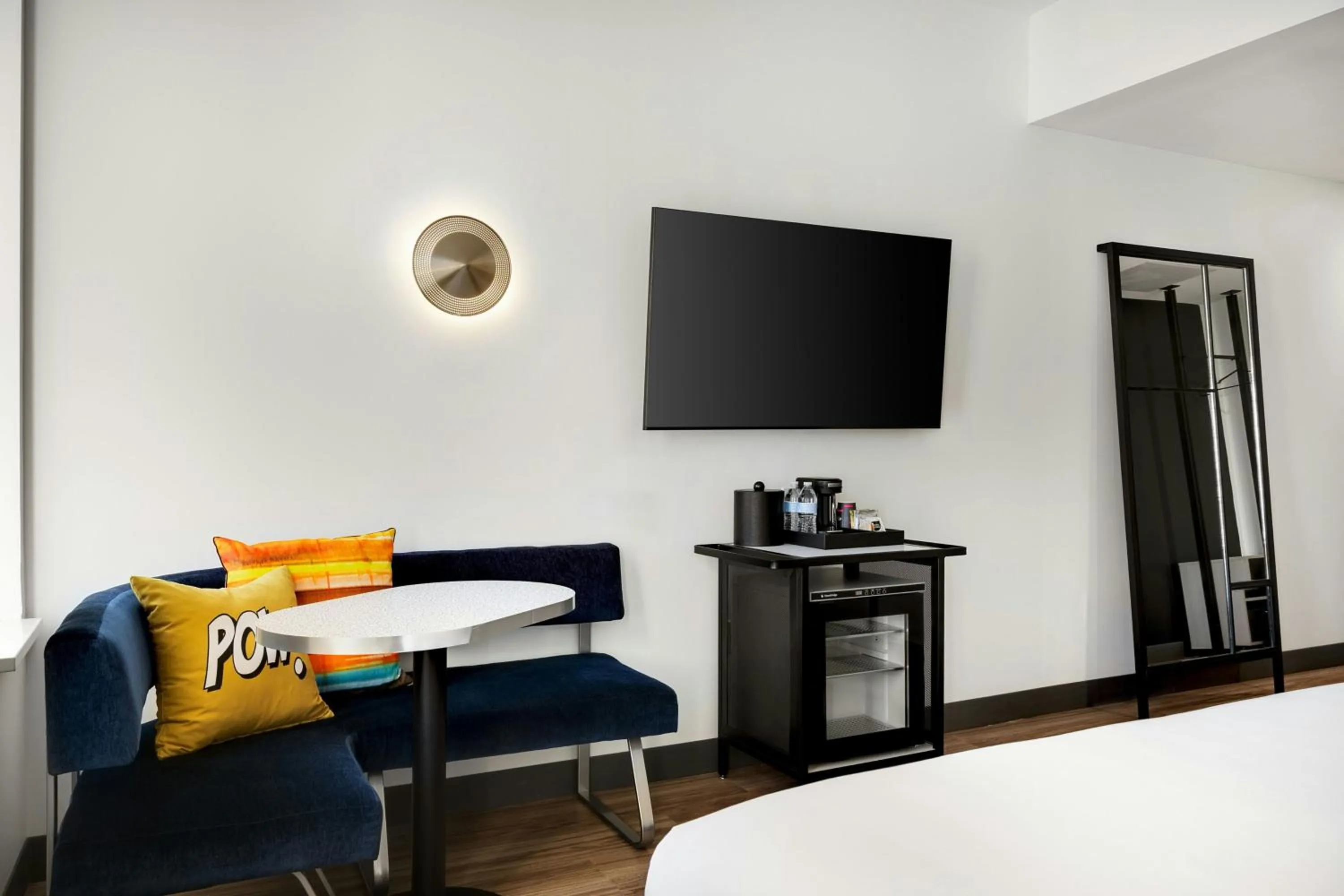 Photo of the whole room, Bed in Aloft Indianapolis Downtown