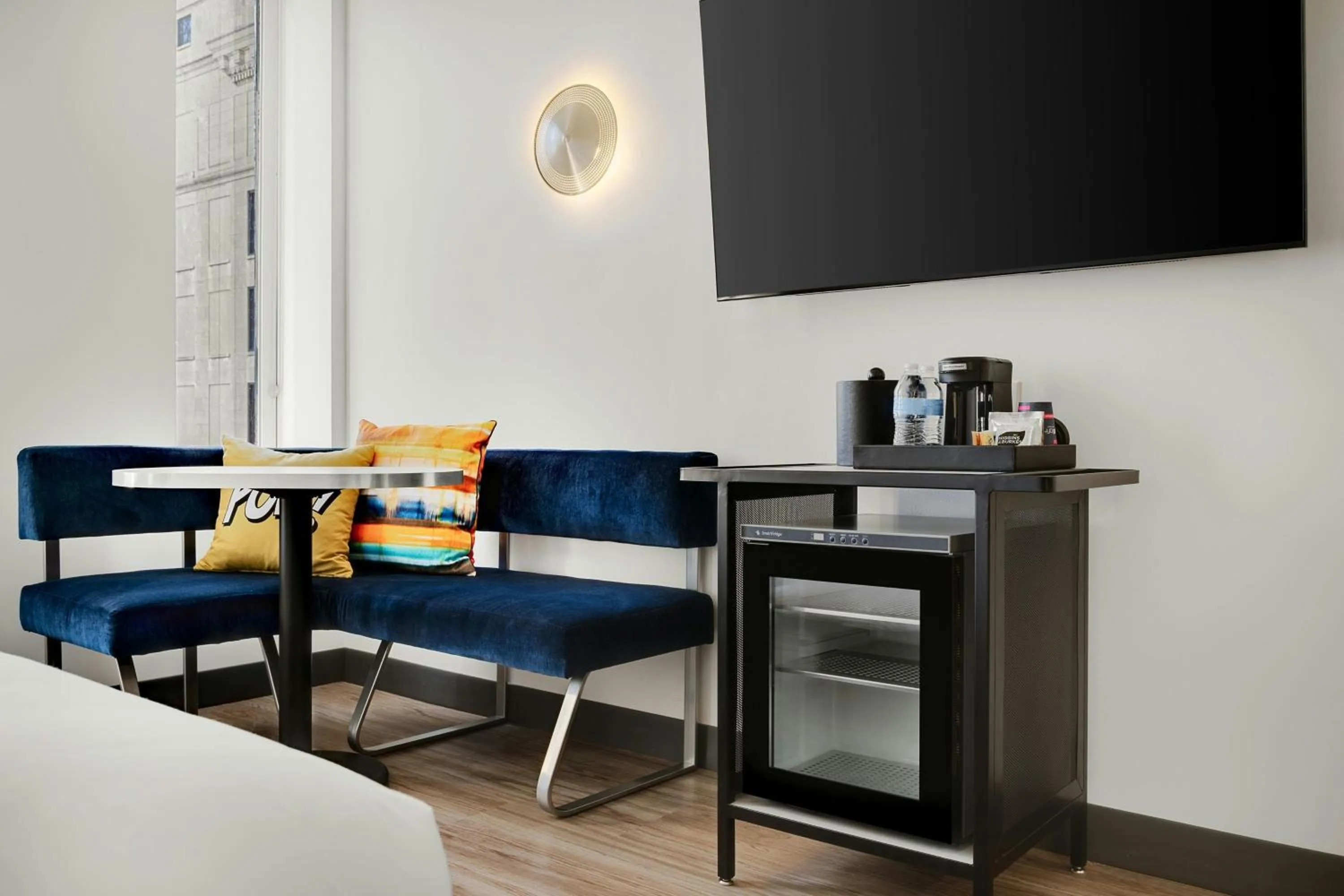 Photo of the whole room in Aloft Indianapolis Downtown