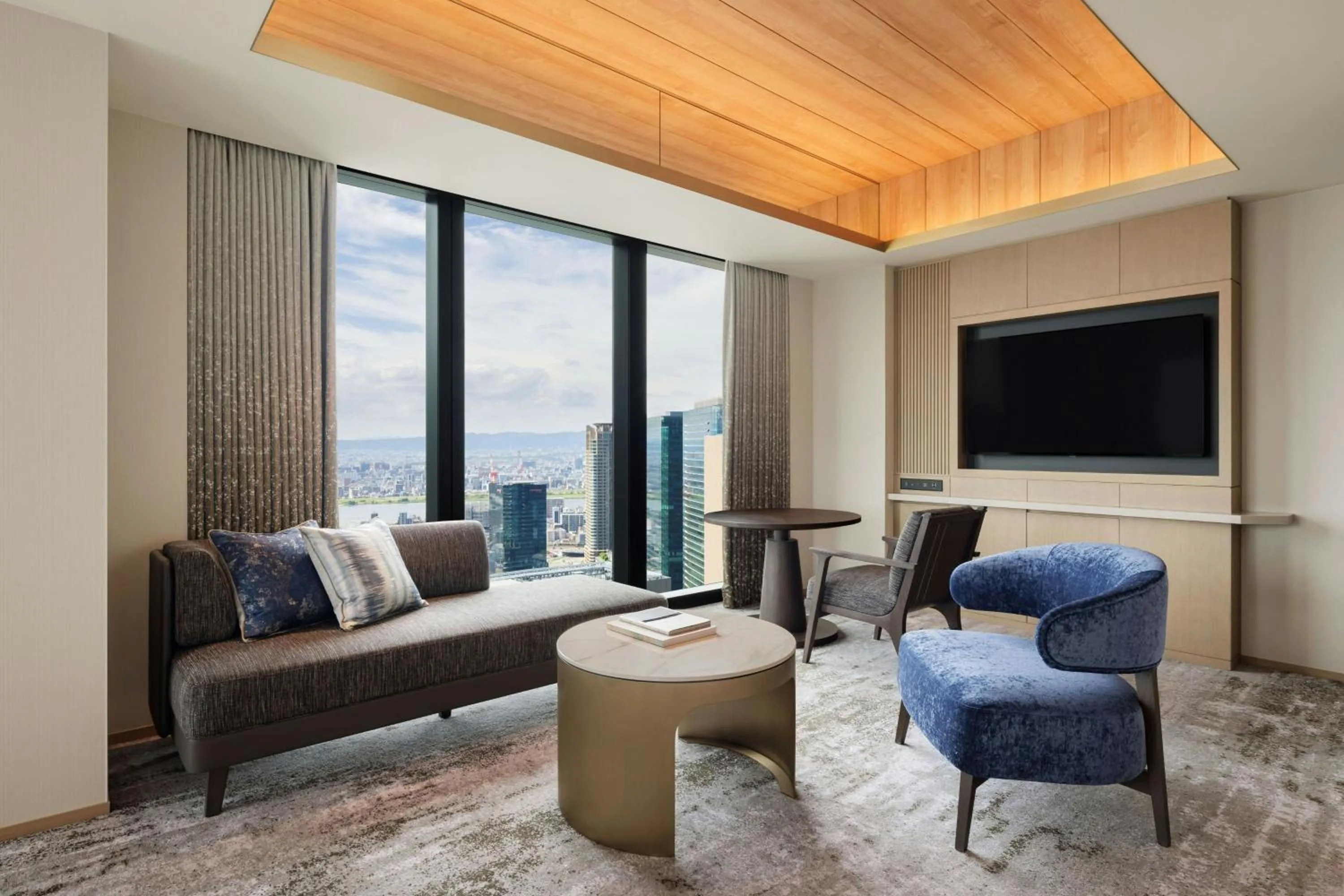 Living room in THE OSAKA STATION HOTEL, Autograph Collection