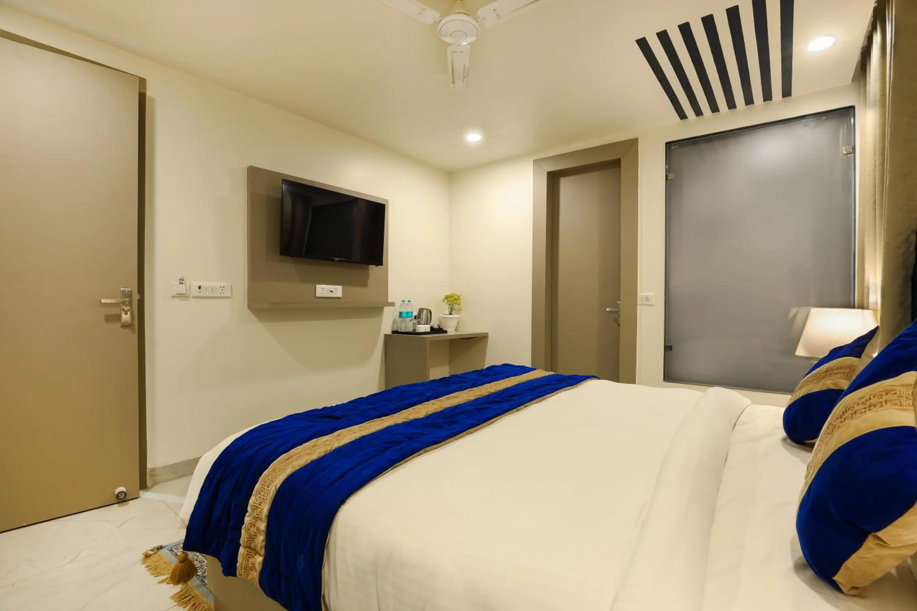 Photo of the whole room, Bed in OPO Hotel Dior,Delhi Airport