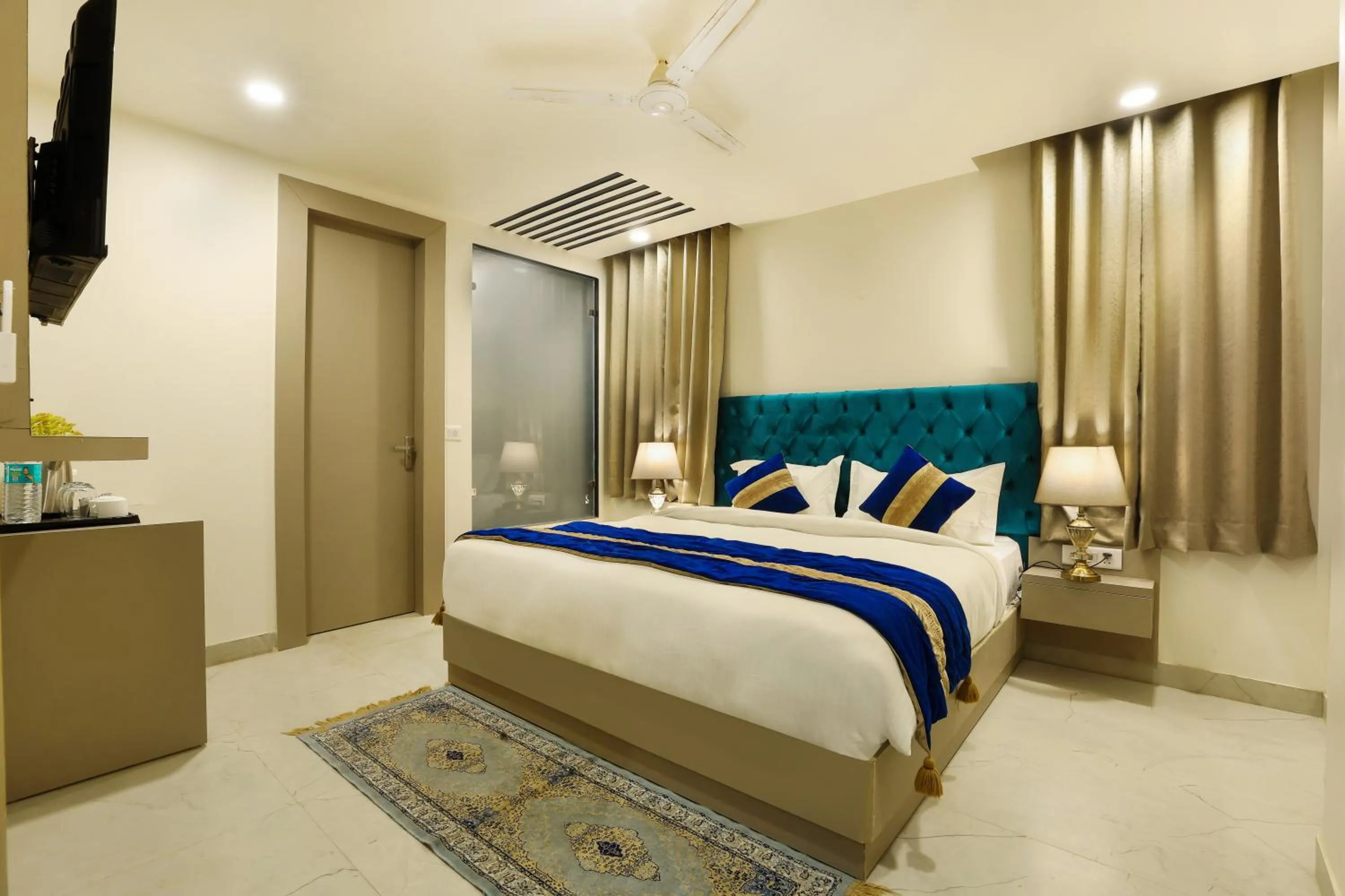 Photo of the whole room, Bed in OPO Hotel Dior,Delhi Airport