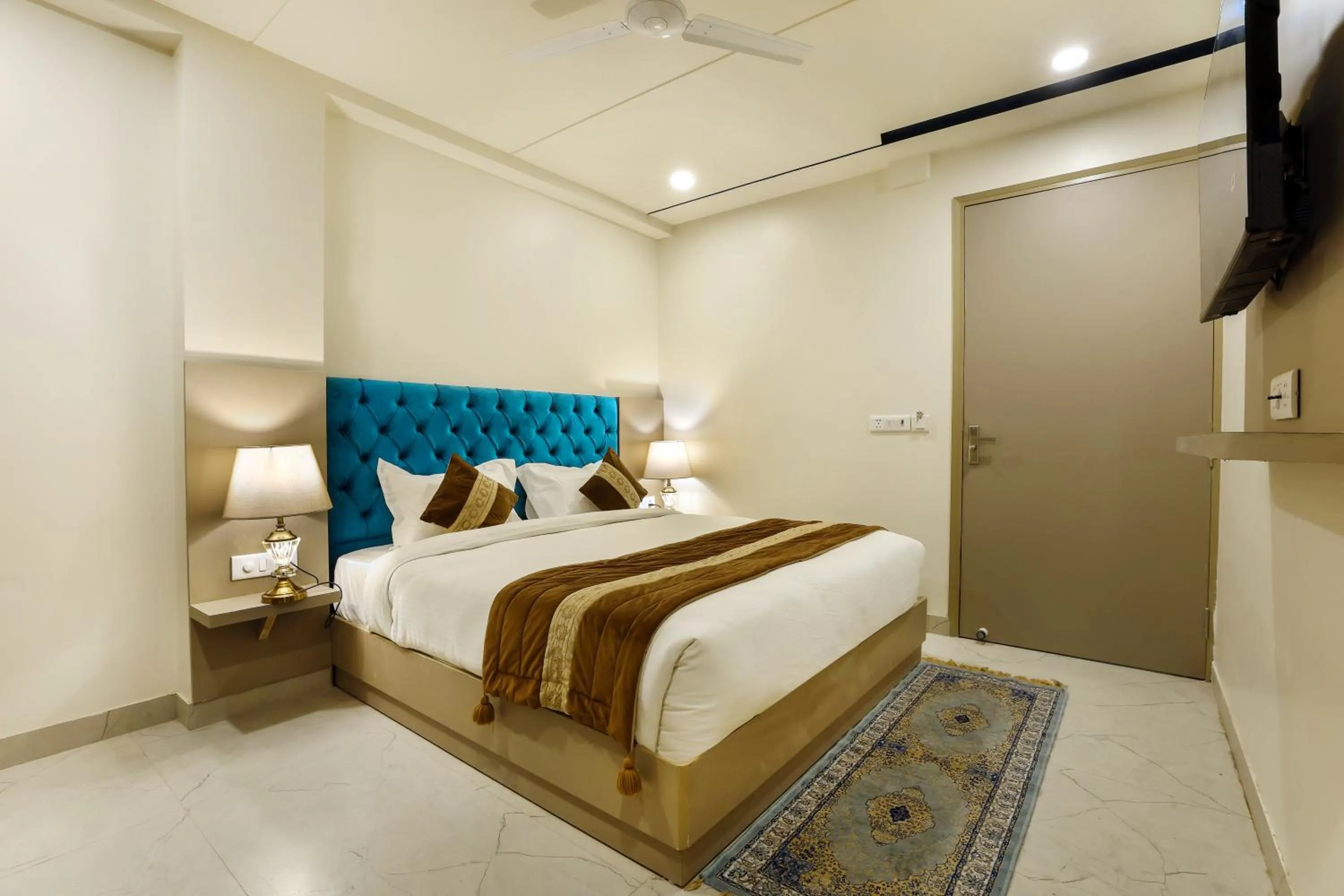 Photo of the whole room, Bed in OPO Hotel Dior,Delhi Airport
