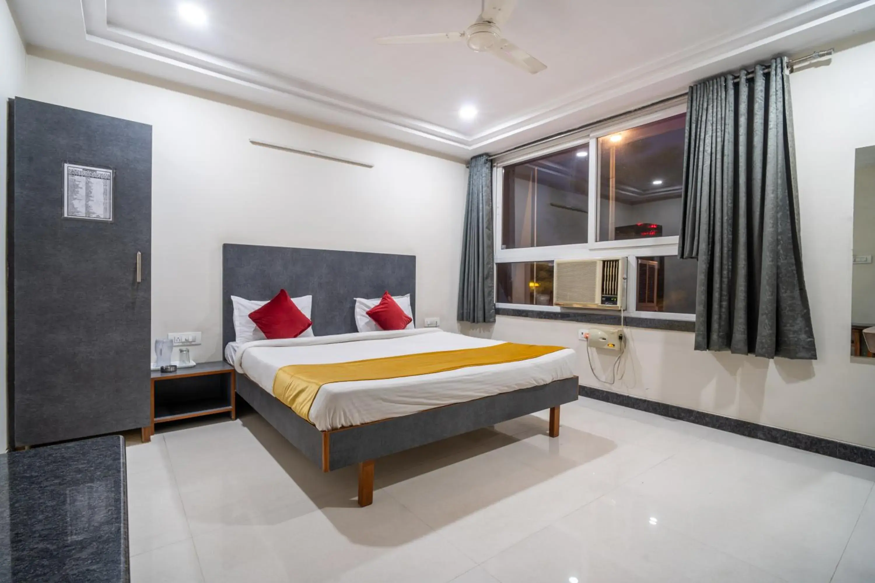 Bed in Hotel Ville Parle Bed in Hotel Ville Parle