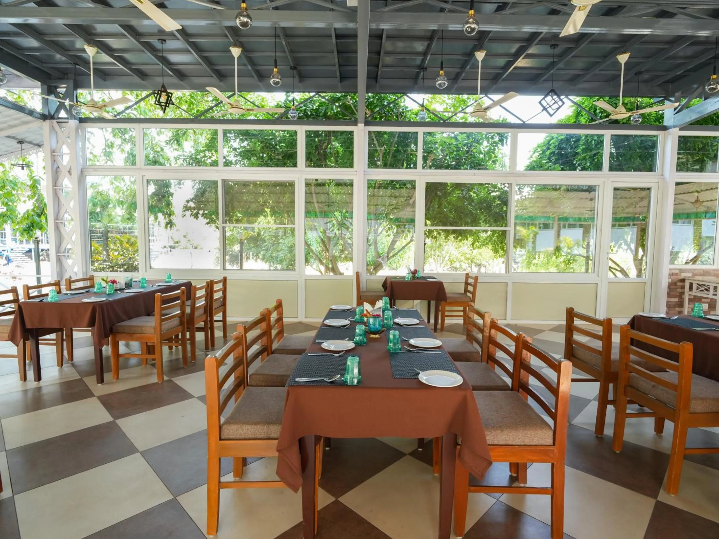 Restaurant/places to eat in MGM Whispering Wind's Yelagiri
