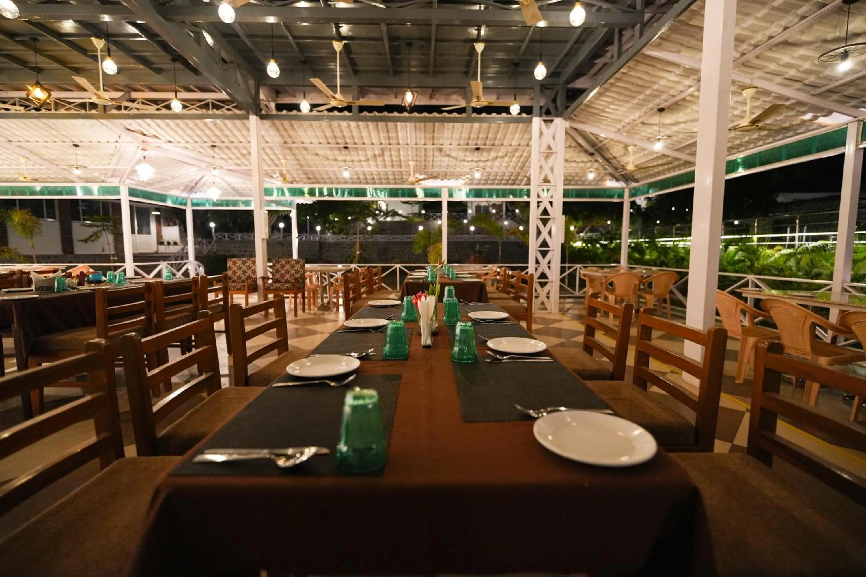Restaurant/places to eat in MGM Whispering Wind's Yelagiri