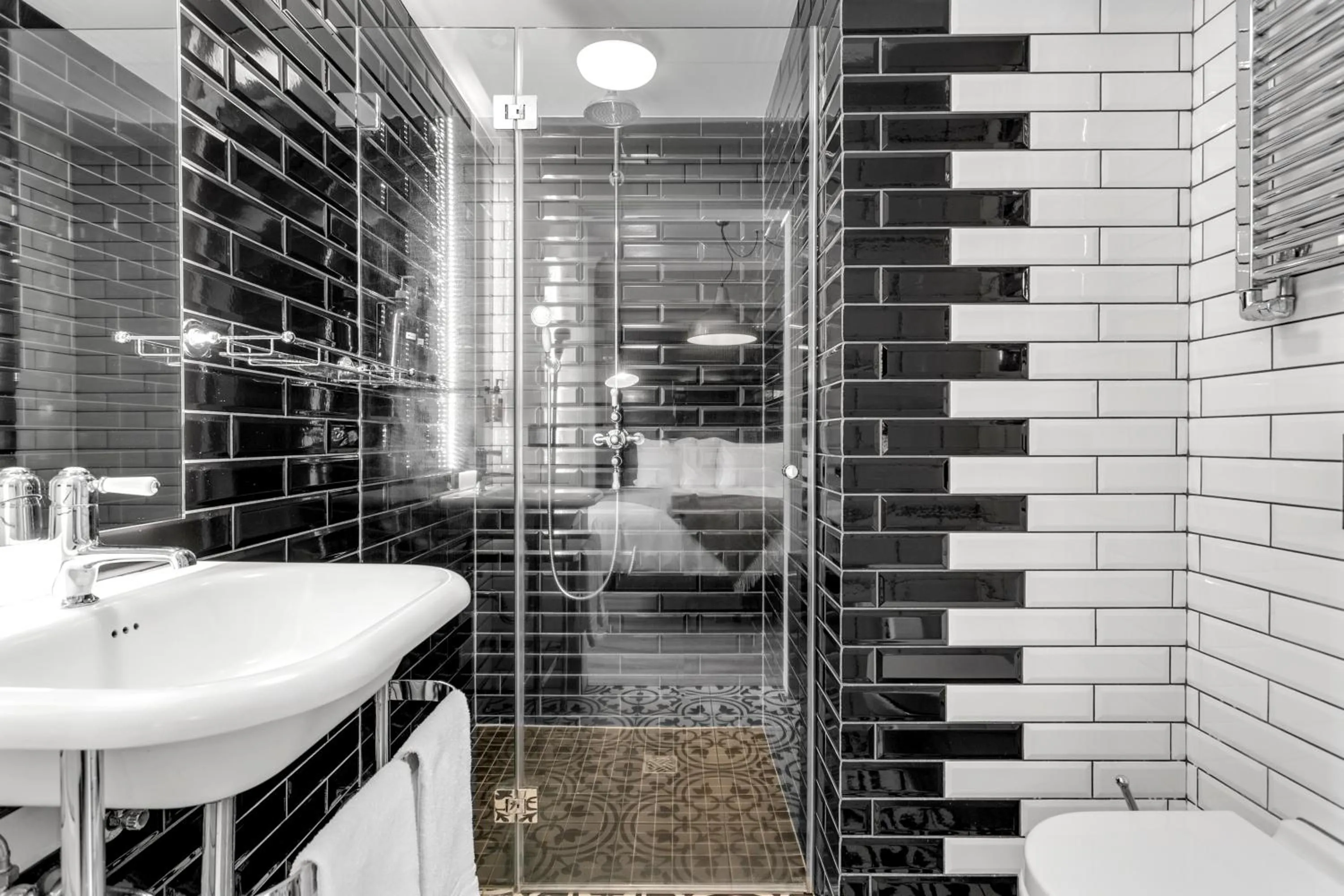 Shower in ODDSSON Downtown Hotel