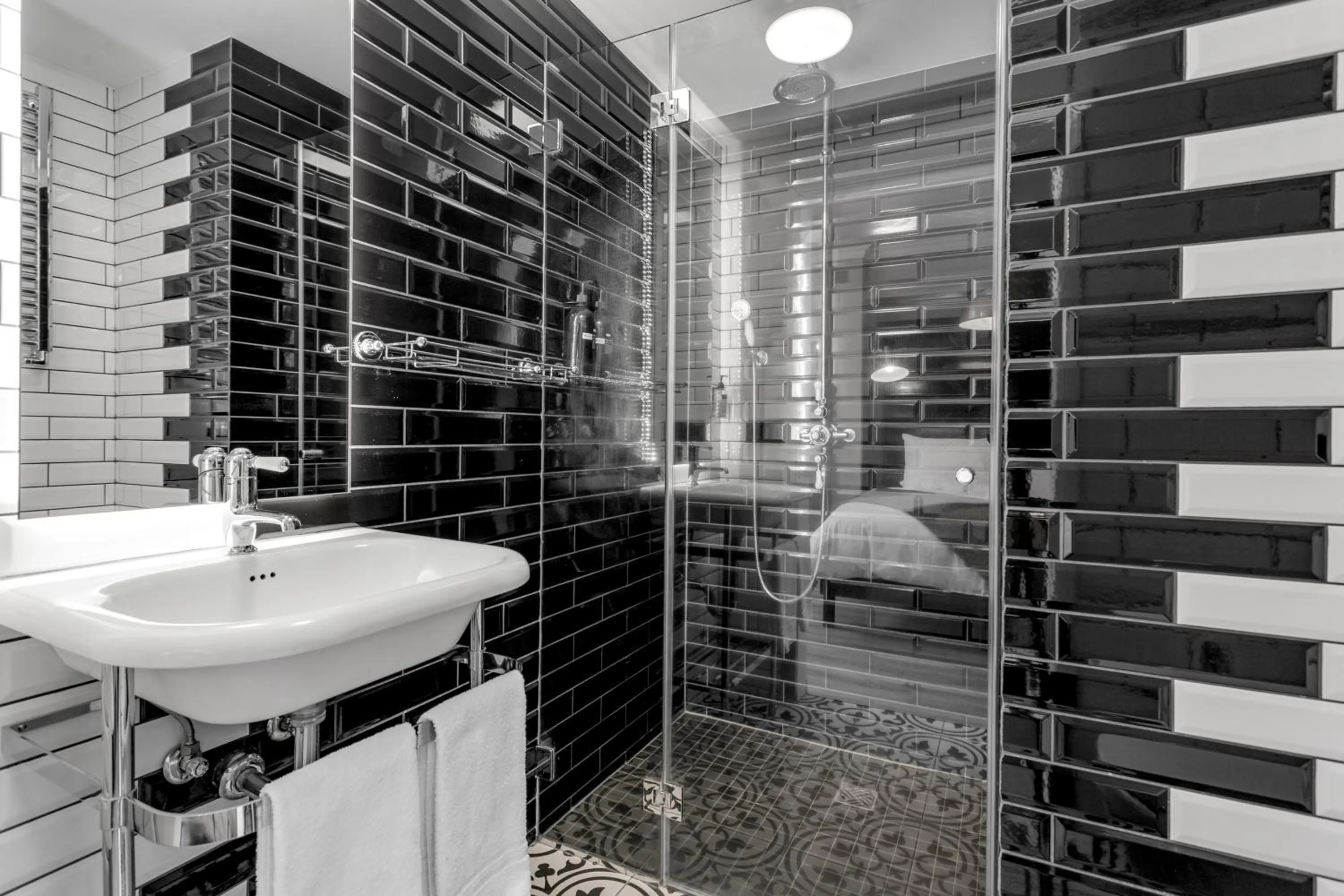 Shower in ODDSSON Downtown Hotel