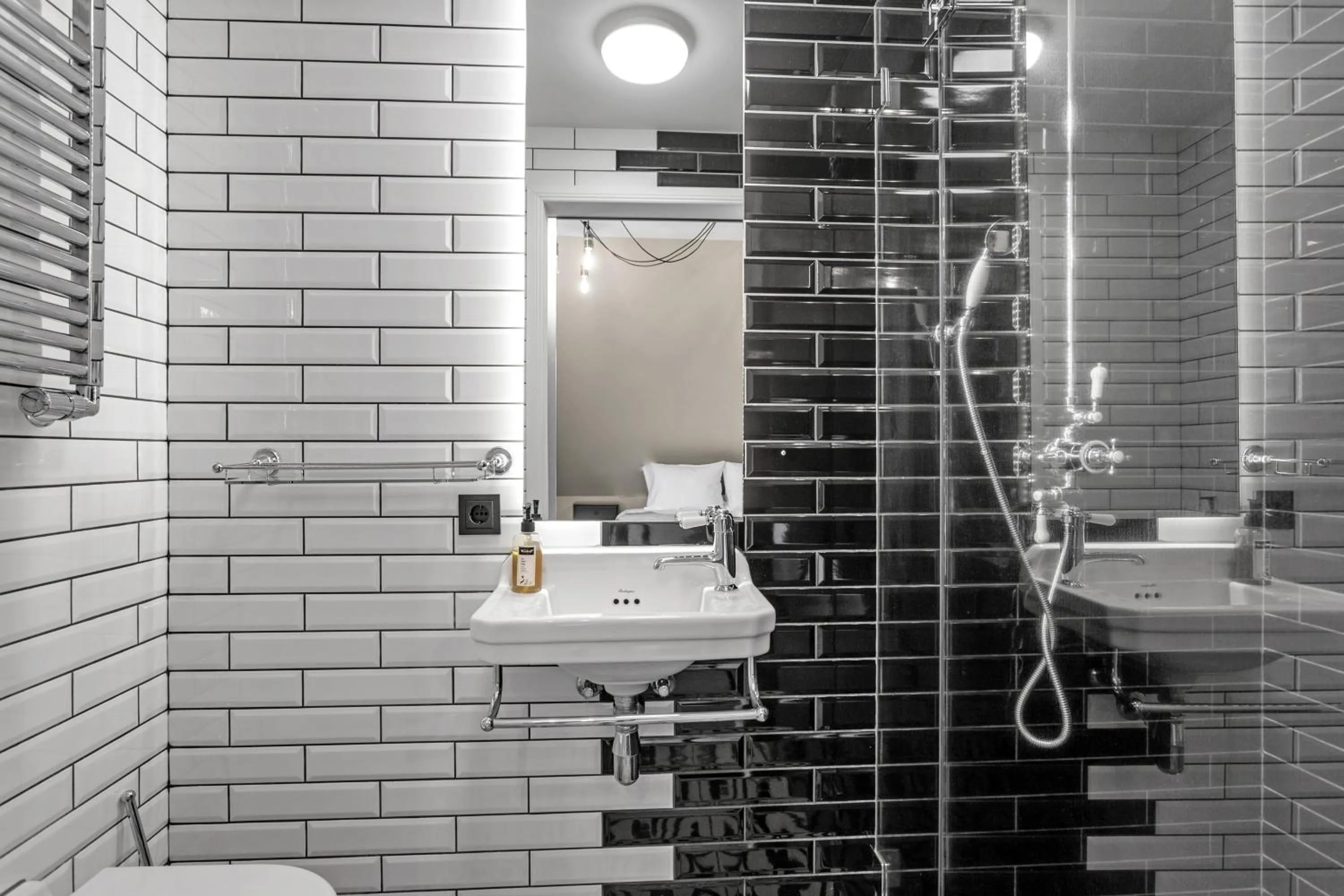 Shower in ODDSSON Downtown Hotel