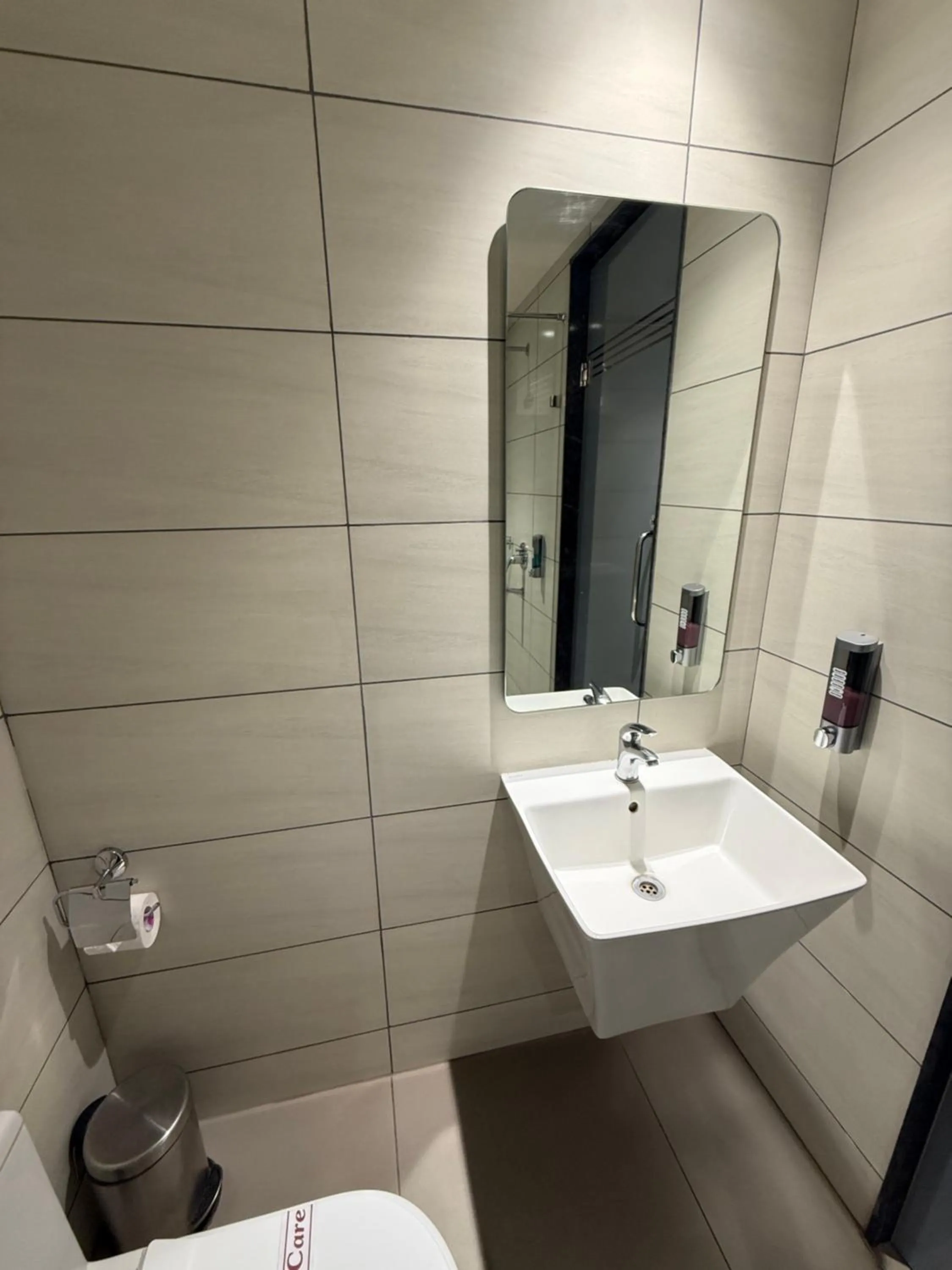 Bathroom in CITY LAKE HOTEL