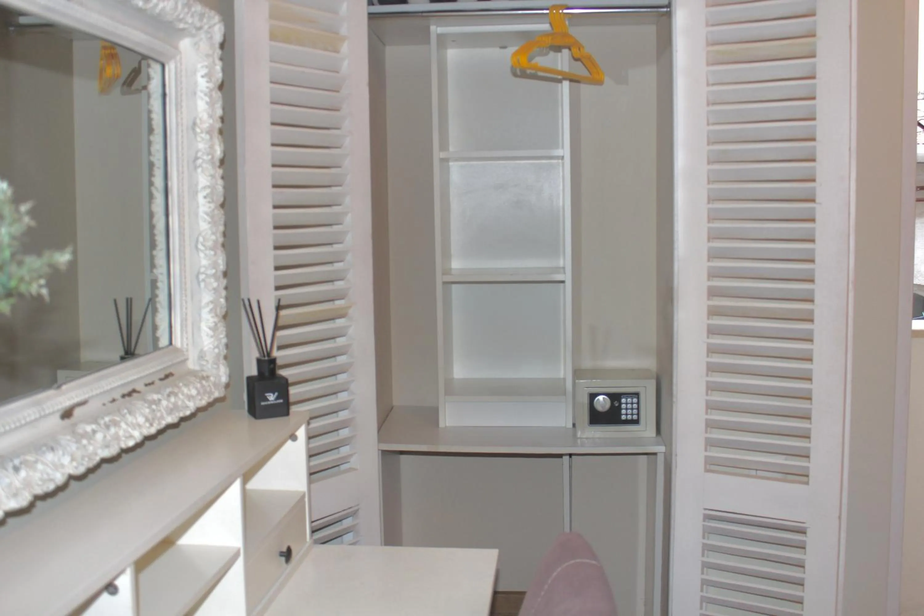 wardrobe in Luxor Garden