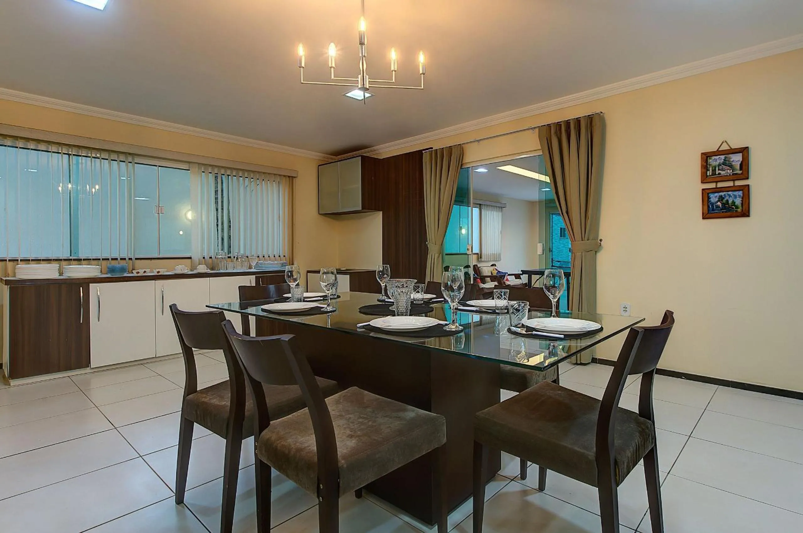 Dining area in Casa Incrível na Praia de Tabuba by Carpediem