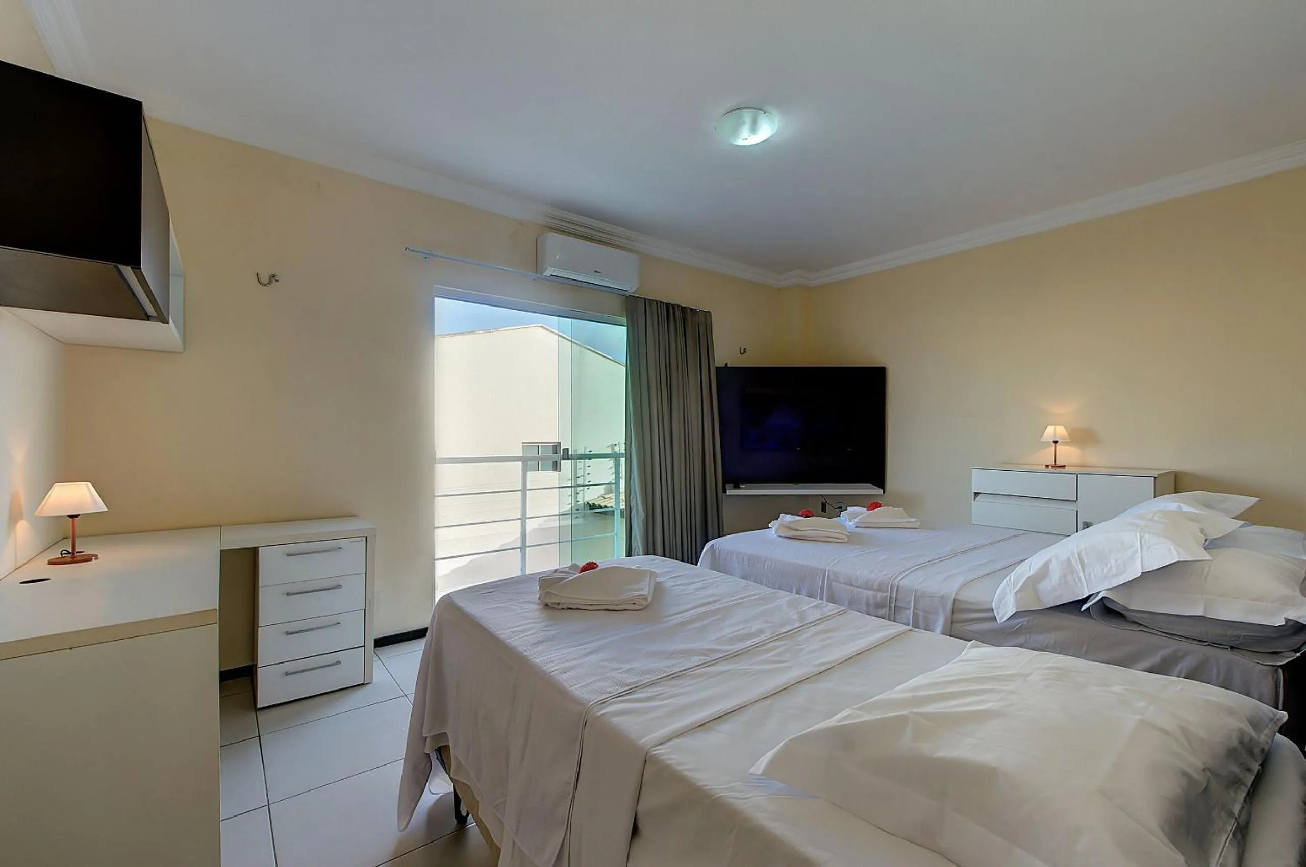 Bedroom, Bed in Casa Incrível na Praia de Tabuba by Carpediem