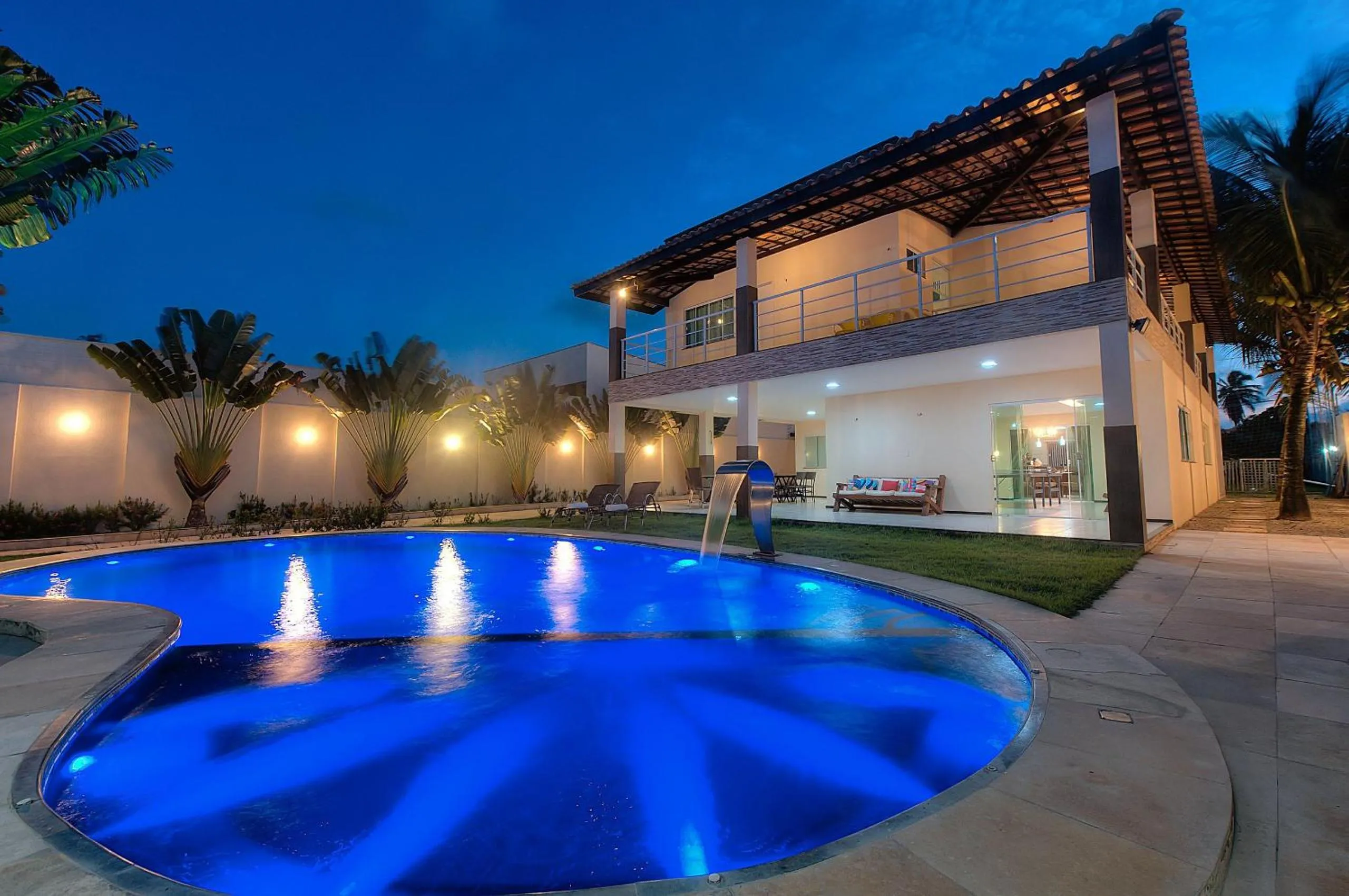Swimming pool in Casa Incrível na Praia de Tabuba by Carpediem