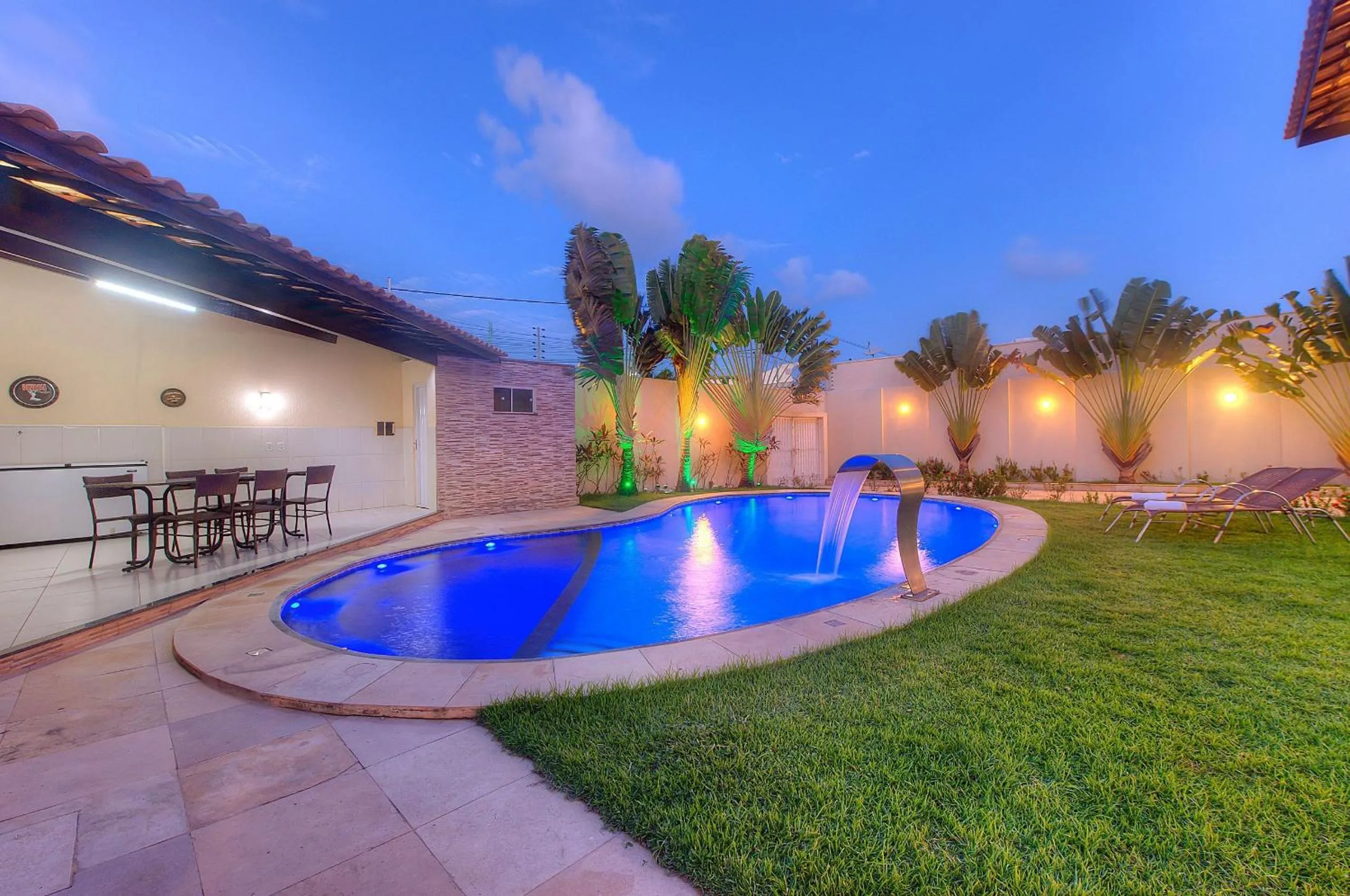 Swimming pool in Casa Incrível na Praia de Tabuba by Carpediem