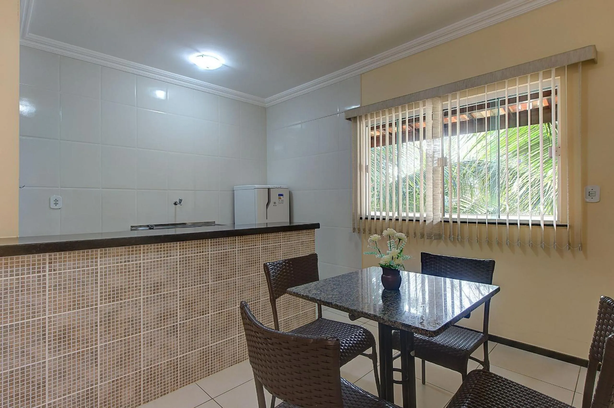 Dining area in Casa Incrível na Praia de Tabuba by Carpediem