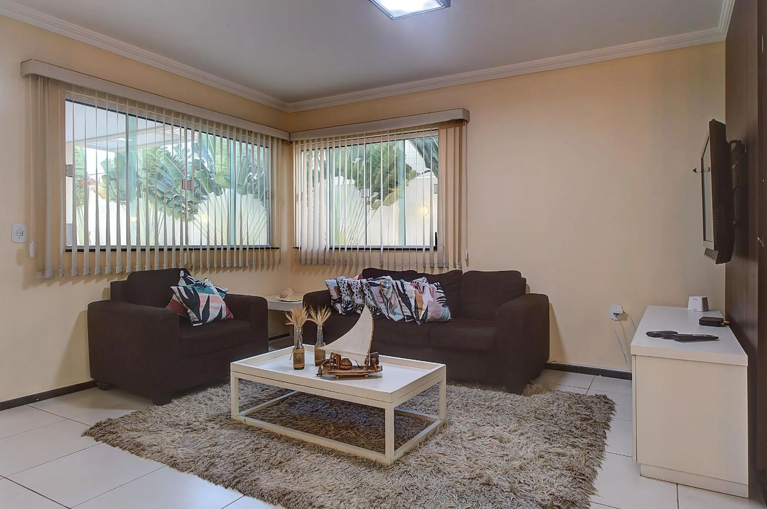 Living room in Casa Incrível na Praia de Tabuba by Carpediem