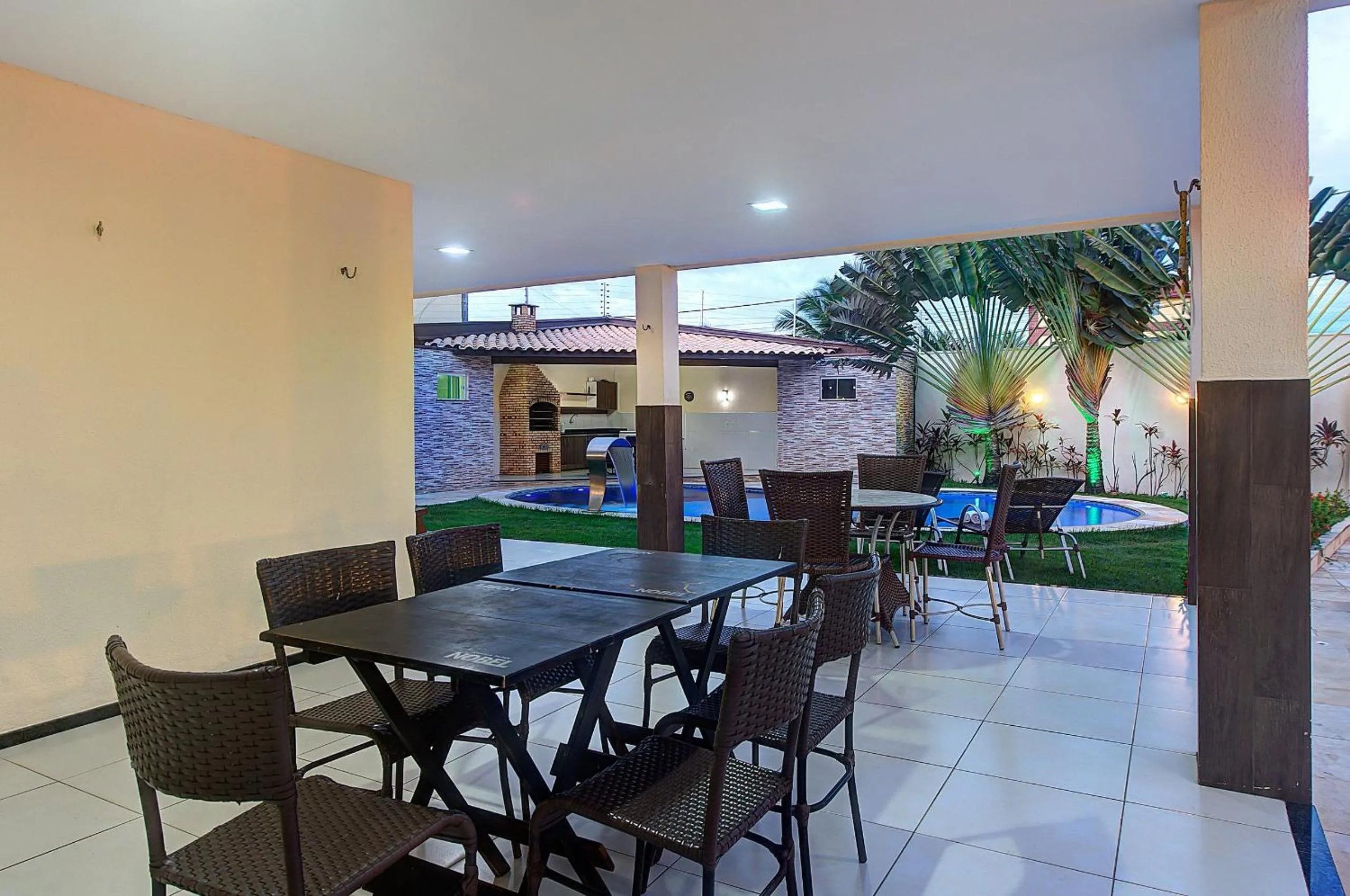 Dining area in Casa Incrível na Praia de Tabuba by Carpediem
