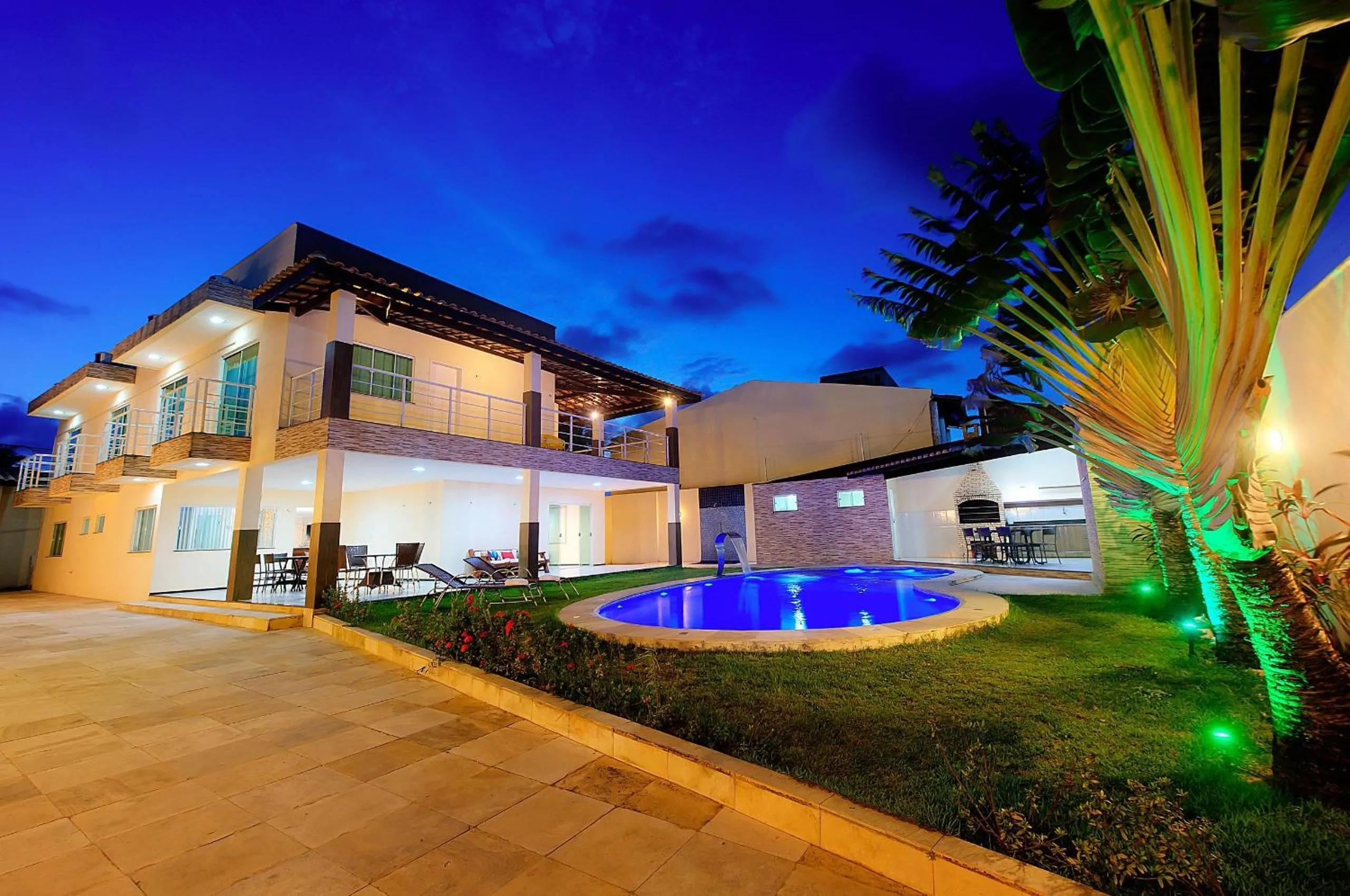 Swimming pool in Casa Incrível na Praia de Tabuba by Carpediem